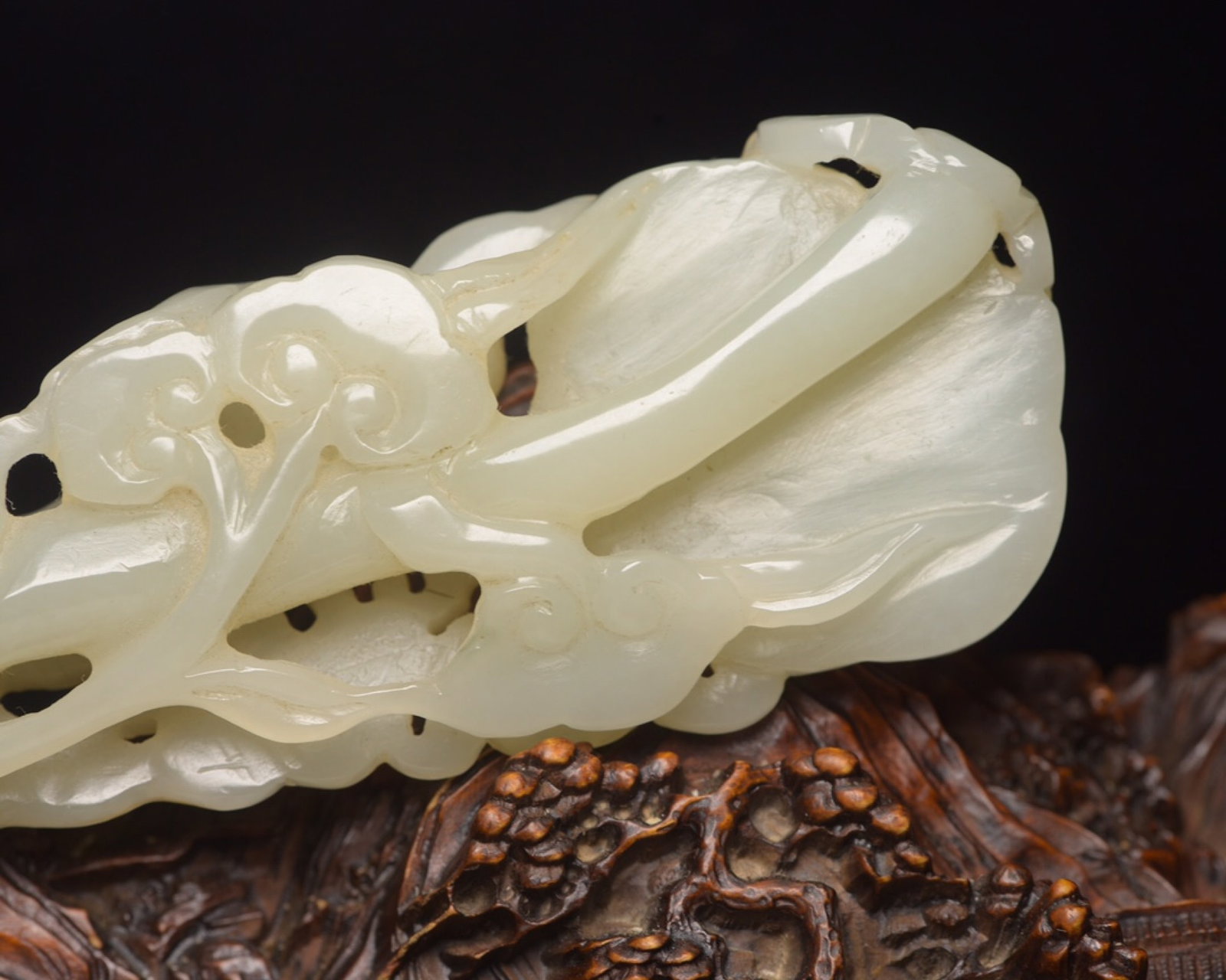 An Exquisite White Jade Auspicious Cloud Pattern Ruyi - 8