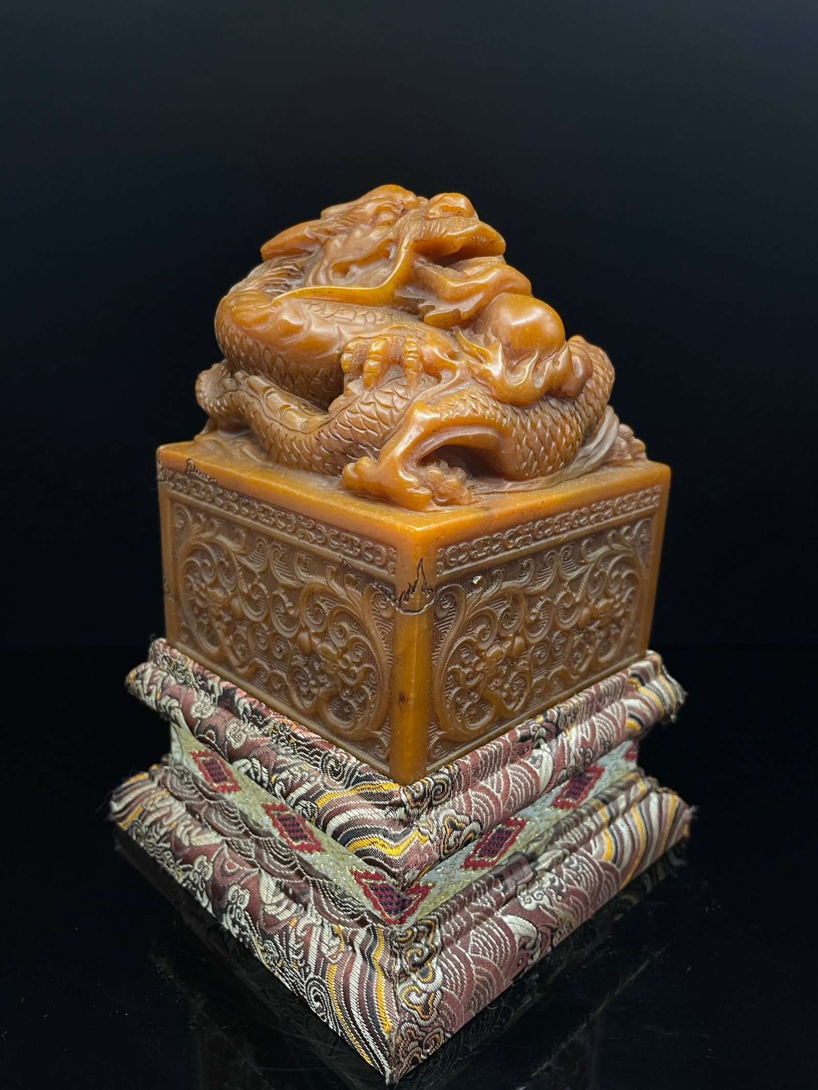 An Exquisite Shoushan Stone Auspicious Cloud and Dragon Pattern Seal,With Base: An Exquisite Shoushan Stone Auspicious Cloud and Dragon Pattern Seal,With Base,Qing Dynasty,China,With Mark,Size:3.9inx3.9inx5.1in,Weight:2442g 寿山石祥云龙纹