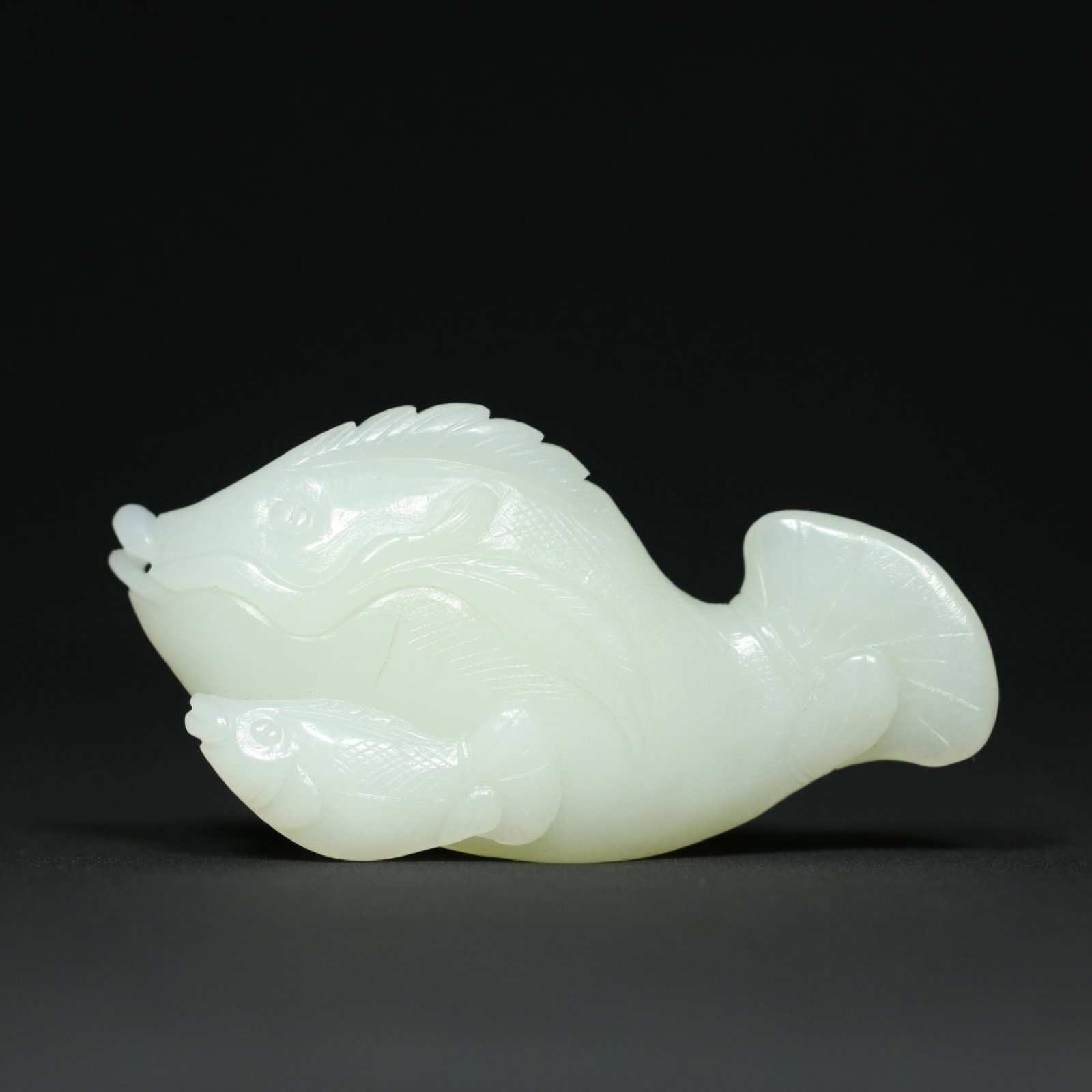 An Exquisite White Jade Fish Pendant: An Exquisite White Jade Fish Pendant,Qing Dynasty,China,Size:2.9inx1.5inx0.5in,Weight:39g 白玉鱼挂件,中国清代