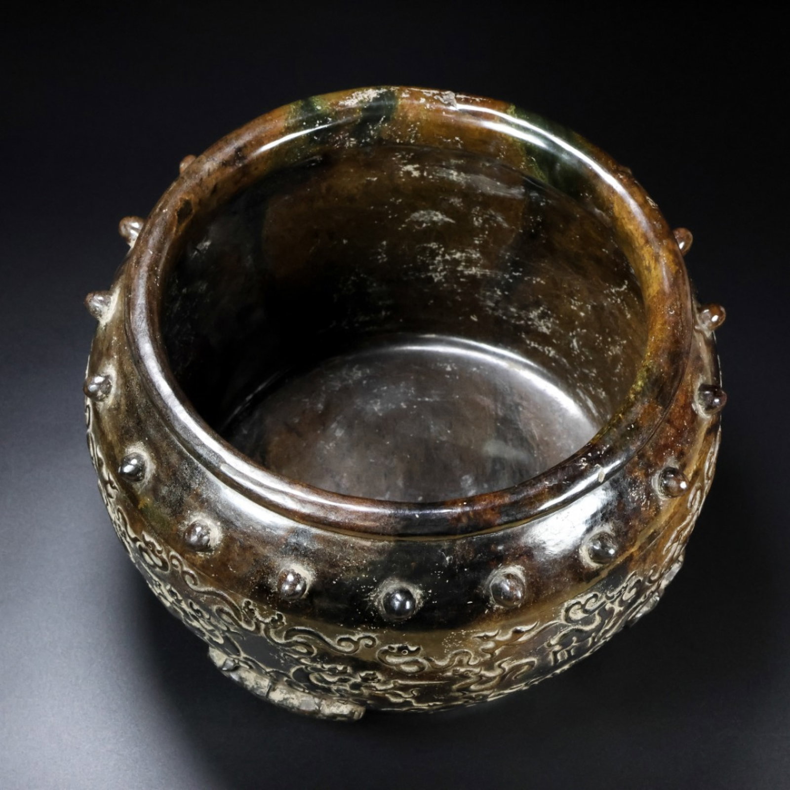 An Archaic Gaogu yu Dragon Pattern Vat: An Archaic Gaogu yu Dragon Pattern Vat,Ancient Time, China, Size:5.1inx5.1inx6.7in, Weight:5650g 高古玉龙纹缸,中国远古时期,