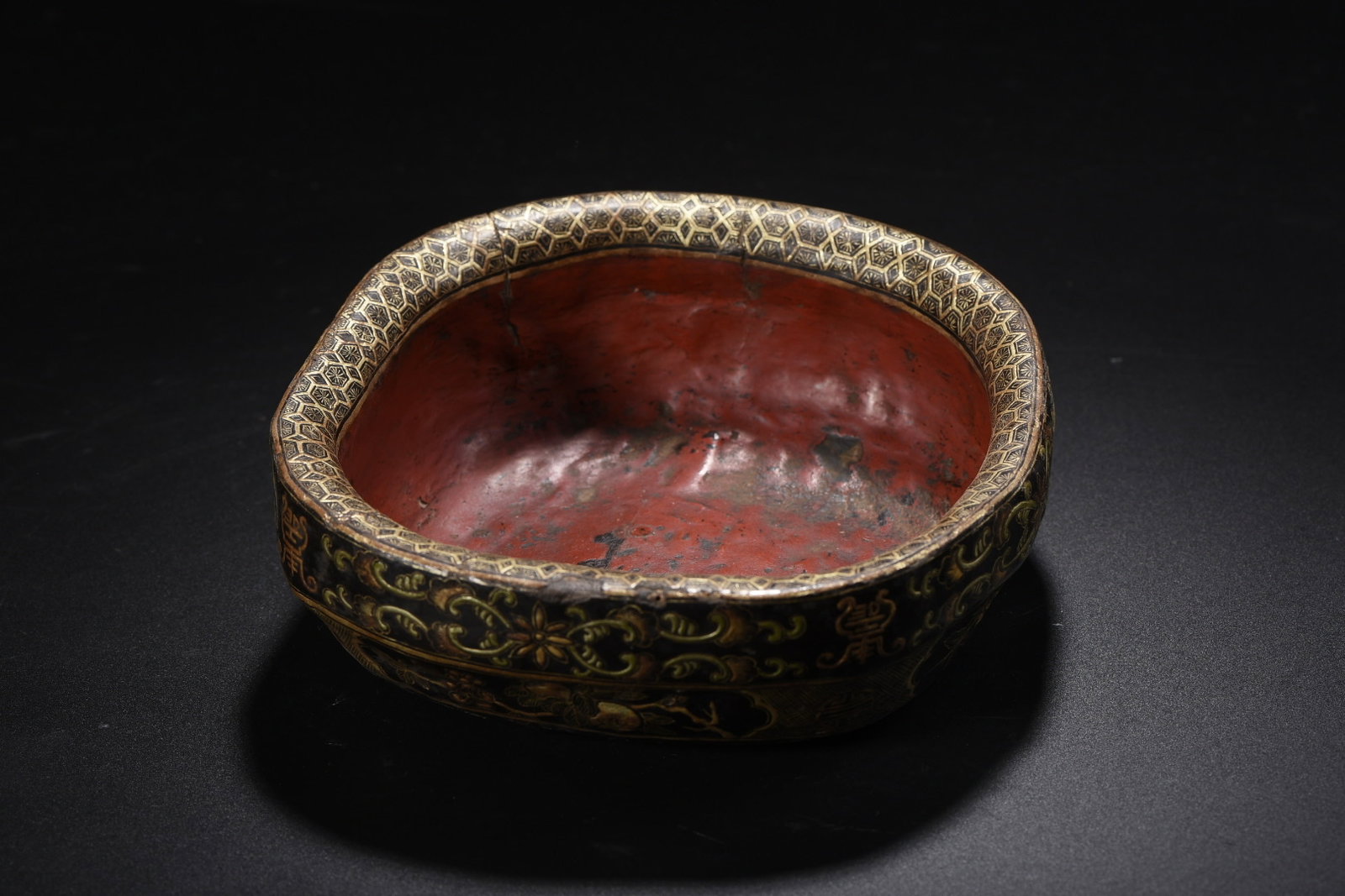 An Exquisite Carved Lacquer Painted Gold Bats and Peach Pattern Water Pot: An Exquisite Carved Lacquer Painted Gold Bats and Peach Pattern Water Pot,Qing Dynasty,China,With Mark,Size:2.4inx6.7in,Weight:270g 漆器描金福寿纹水