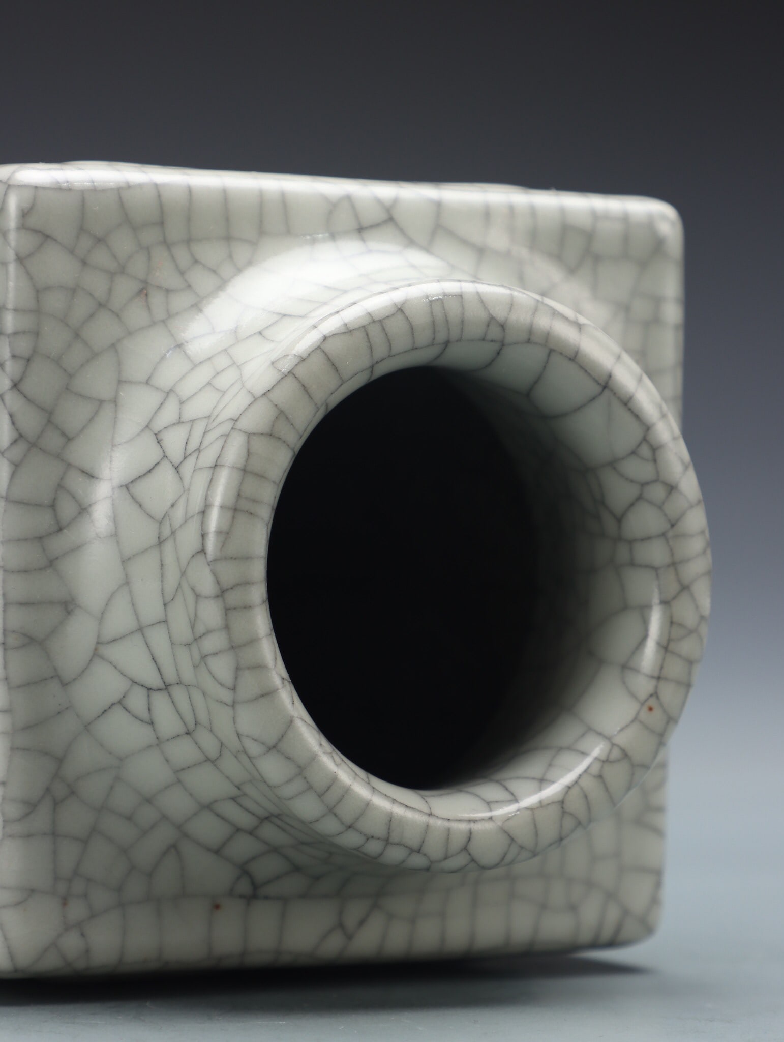An Exquisite White Glazed Vase - 7