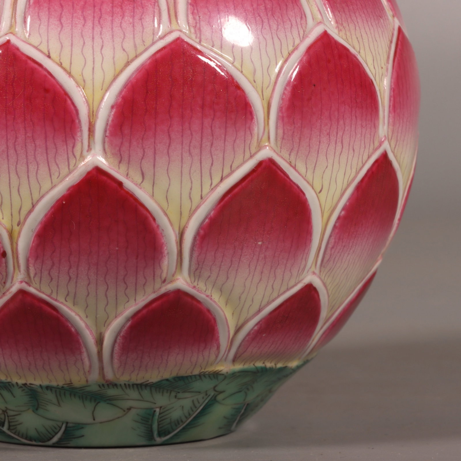 An Exquisite Enamel Lotus Pattern Jar - 2