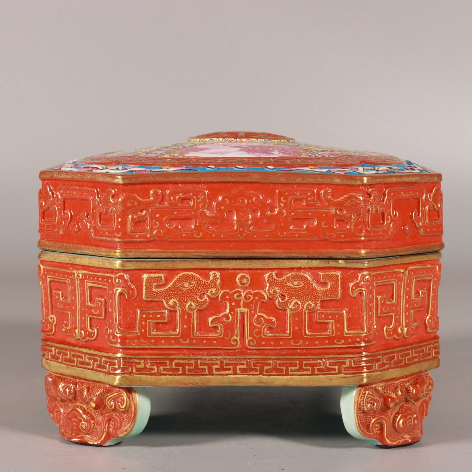 An Exquisite Famille-Rose Iron-Red Painted Gold Lotus Pattern Box with Cover: An Exquisite Famille-Rose Iron-Red Painted Gold Lotus Pattern Box with Cover,Qing Dynasty,China,Qianlong Six-character Mark,Size:3.1inx4.6in 粉彩矾红描金缠
