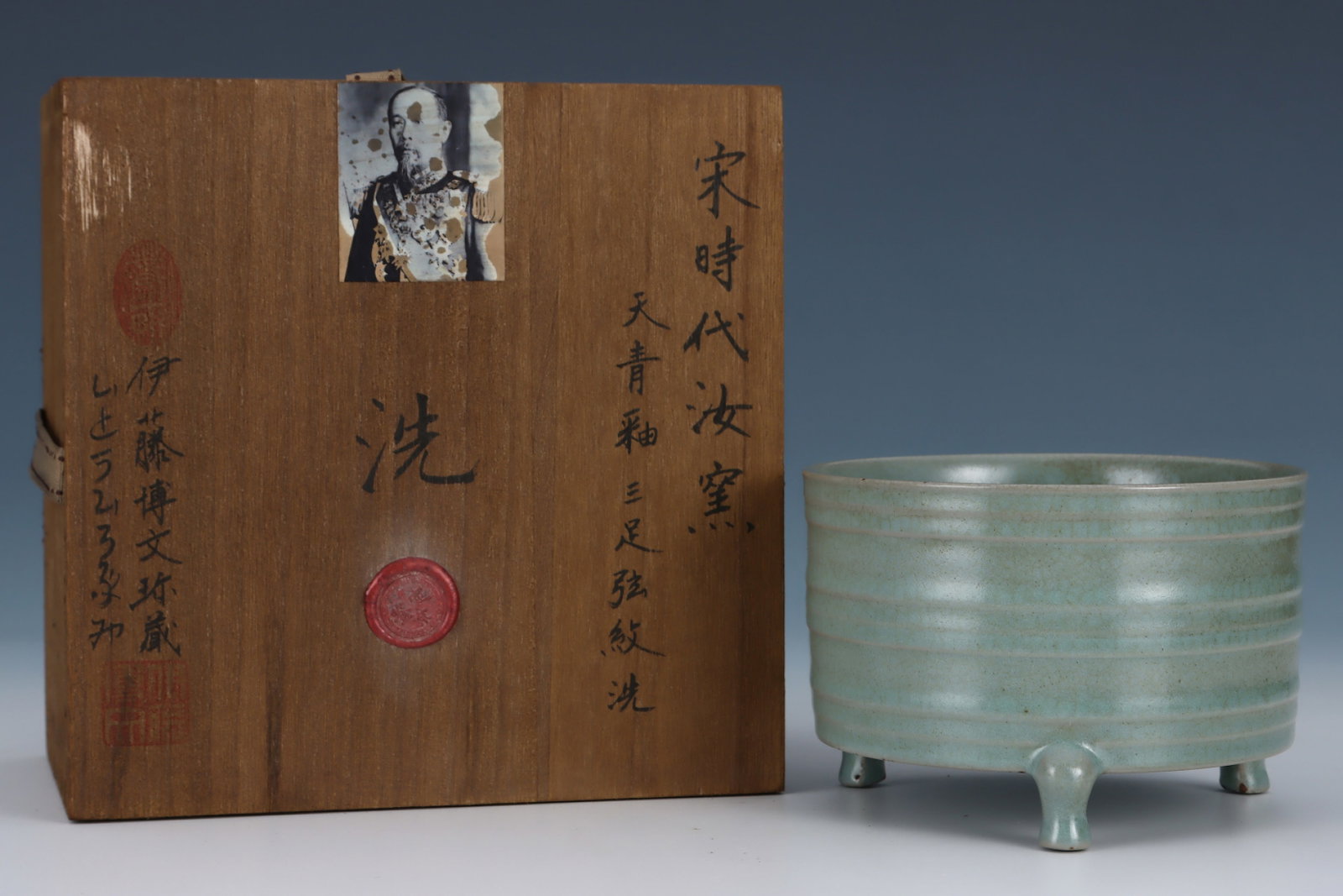 An Exquisite Ru yao Sky Blue Glazed Tripod Jar: An Exquisite Ru yao Sky Blue Glazed Tripod Jar,Song Dynasty,China,Size:3.9inx5.7in 汝窑天青釉三足罐,中国宋代