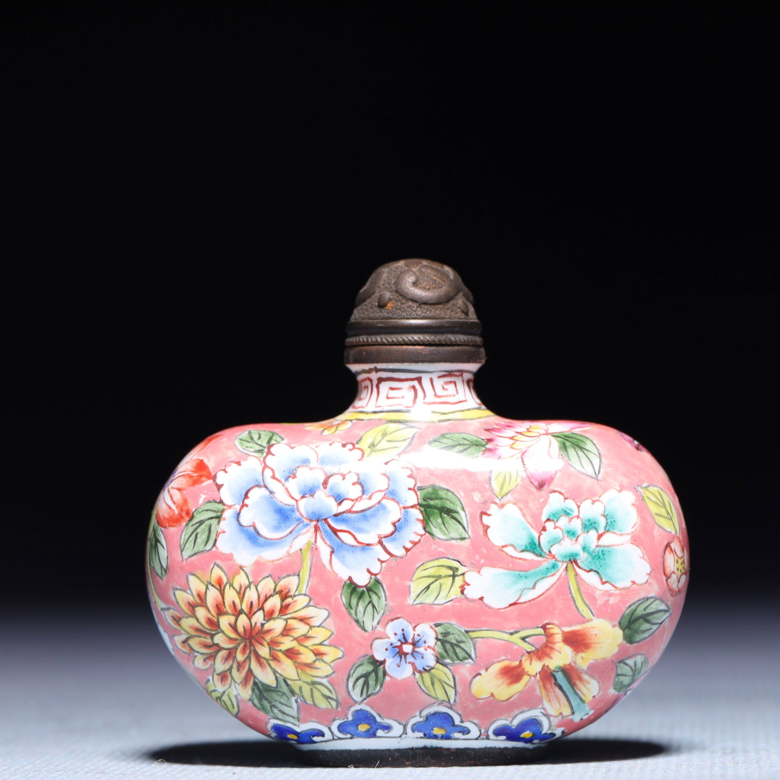 An Exquisite Painted Enamel Flower Pattern Snuff Bottle: An Exquisite Painted Enamel Flower Pattern Snuff Bottle,Qing Dynasty,China,Qianlong Four-character Mark,Size:2inx0.8inx1.8in,Weight:55.8g 画珐琅花卉纹鼻୉