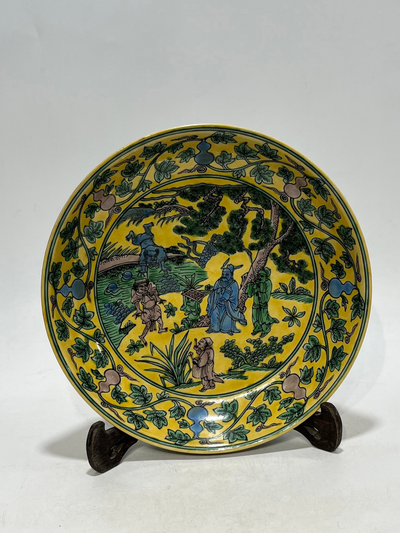 An Exquisite Yellow Ground Red Green Color Figure Pattern Plate: An Exquisite Yellow Ground Red Green Color Figure Pattern Plate,Ming Dynasty,China,Jiajing Six-character Mark,Size:10.6in 黄地红绿彩人物纹盘,È