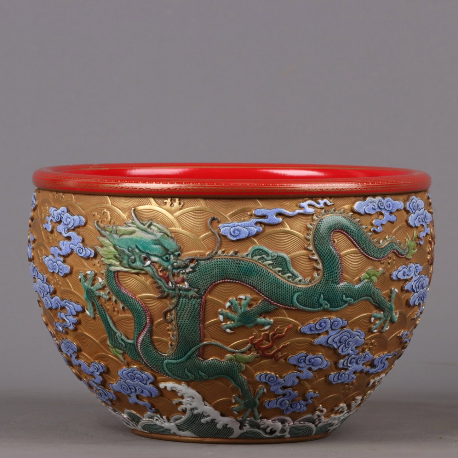 An Exquisite Enamel Gilt Auspicious Cloud and Dragon Pattern Vat,with an Imperial Poem by Emperor: An Exquisite Enamel Gilt Auspicious Cloud and Dragon Pattern Vat,with an Imperial Poem by Emperor Qianlong,Qing Dynasty,China,Qianlong Six-character Mark,Size:4.8inx7.5in 珐琅彩Ź