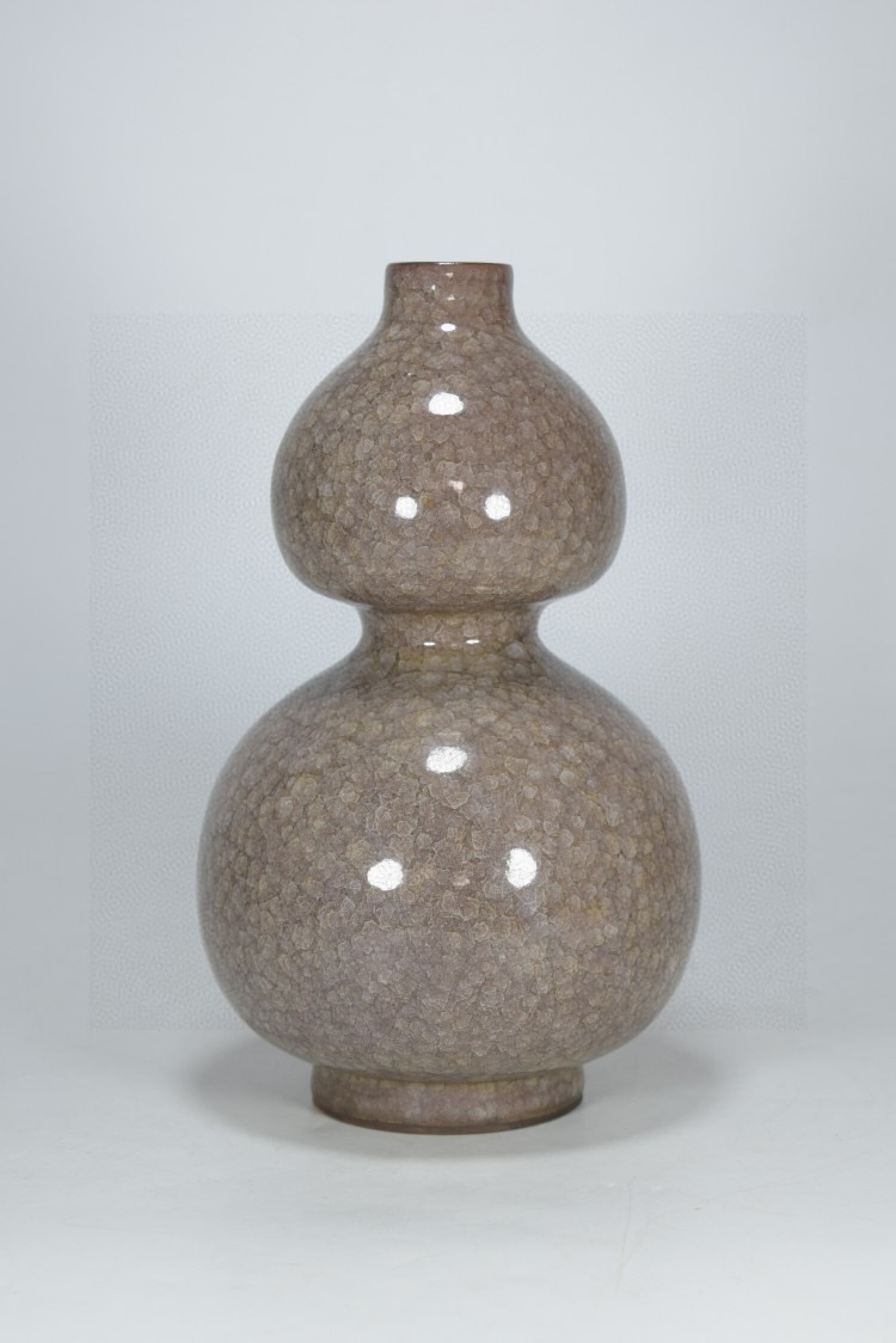 An Exquisite Guan yao Gourd-Shaped Vase: An Exquisite Guan yao Gourd-Shaped Vase,Song Dynasty,China,With Mark,Size:9.1inx5.9in 官窑葫芦瓶,中国宋代,带款