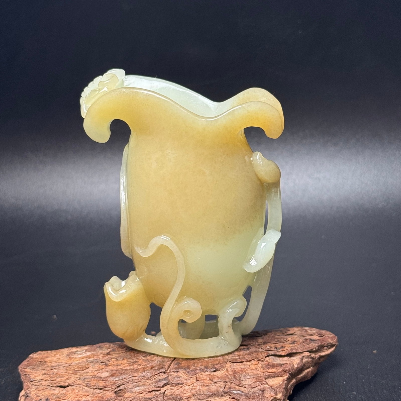 An Exquisite White Jade Flower Pattern Cup: An Exquisite White Jade Flower Pattern Cup,Qing Dynasty,China,Size:2.2inx3.1inx1.3in,Weight:92g 白玉花卉纹杯子,中国清代