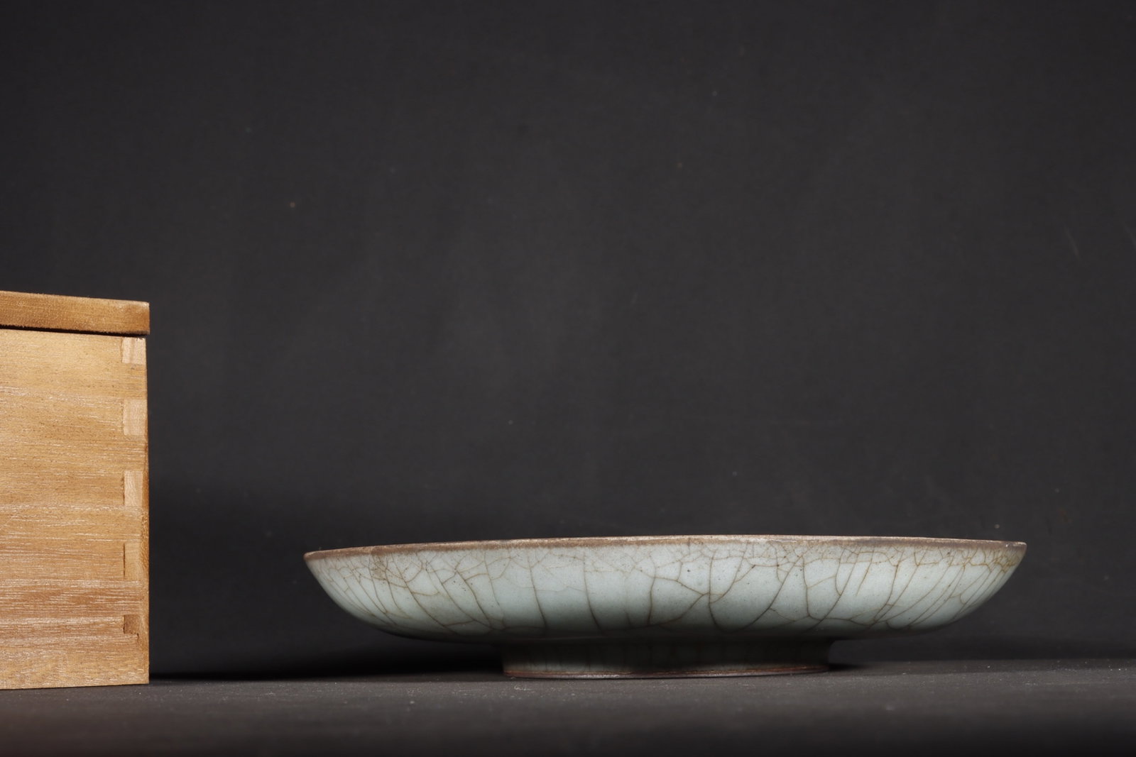 An Exquisite Guan yao Celadon Glazed Plate: An Exquisite Guan yao Celadon Glazed Plate,Song Dynasty,China,Size:1.2inx7in 官窑粉青釉盘子,中国宋代