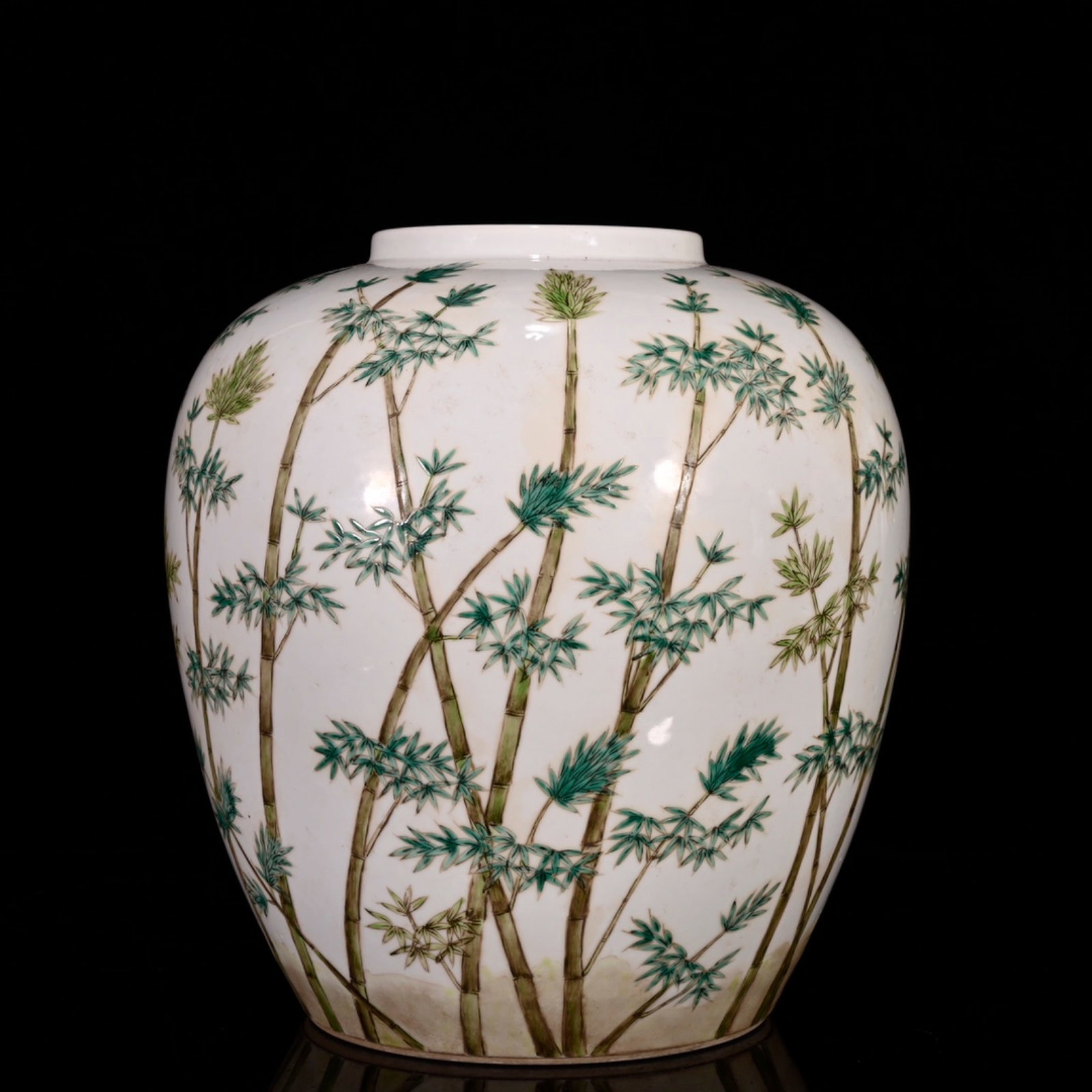 An Exquisite Famille-Rose Bamboo Pattern Jar: An Exquisite Famille-Rose Bamboo Pattern Jar,Qing Dynasty,China,Jiaqing Six-character Mark,Size:9.4inx8.7in