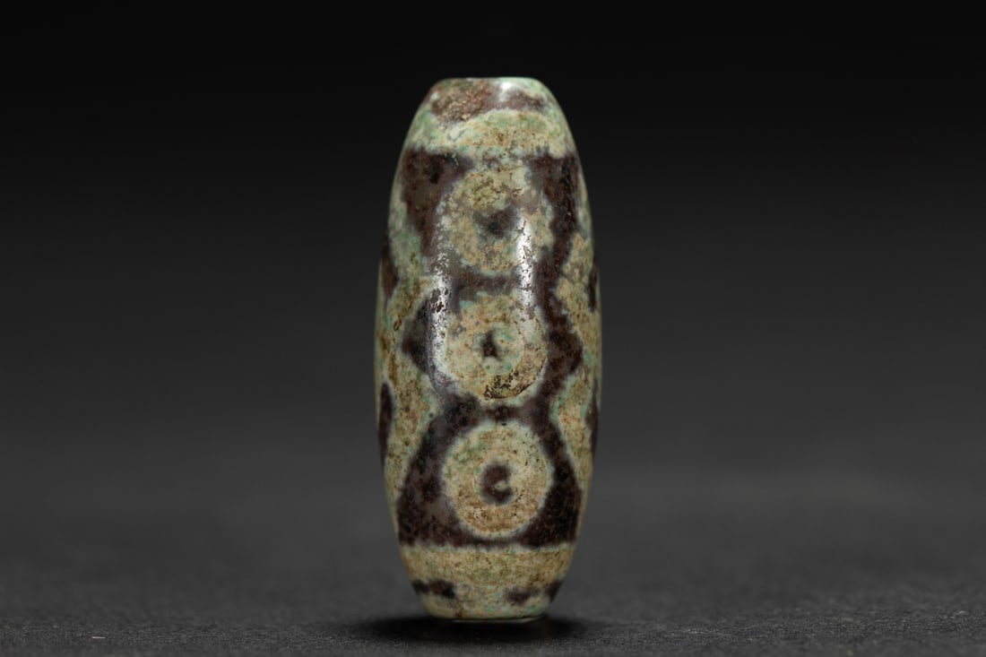 An Exquisite Dzi Bead Pendant: An Exquisite Dzi Bead Pendant,Qing Dynasty,China,Size:1.8in,Weight:20g 天珠挂件,中国清代