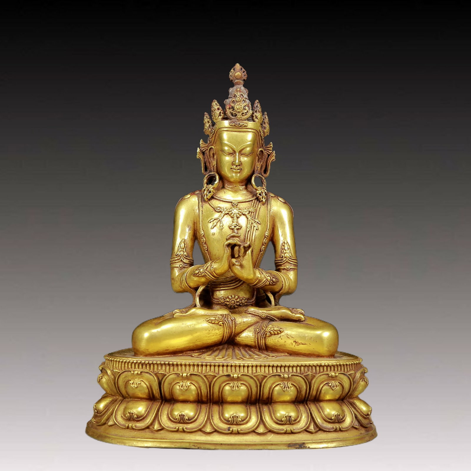A Solemn Gilt Bronze Statue of Avalokitesvara: A Solemn Gilt Bronze Statue of Avalokitesvara,Ming Dynasty, China,Size:6.7inx5.1inx8.7in,Weight:2130g 铜鎏金观音像，明代