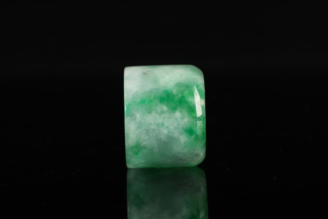 An Exquisite Jadeite Fingerstall - 4