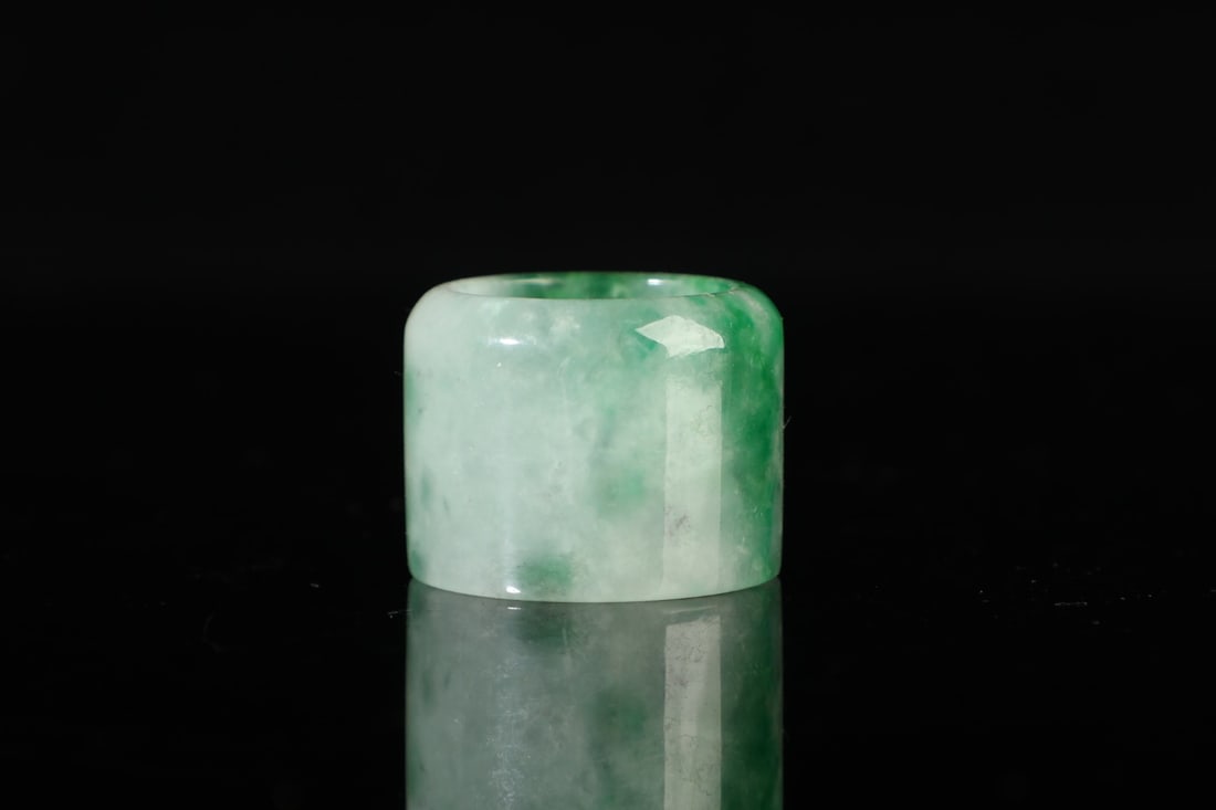 An Exquisite Jadeite Fingerstall - 6