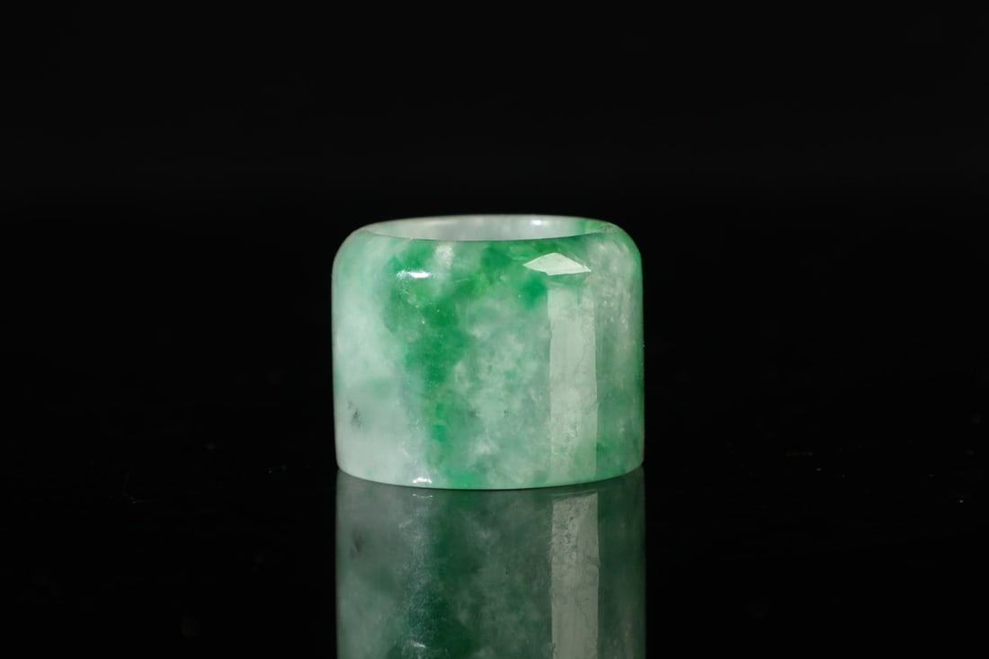 An Exquisite Jadeite Fingerstall - 7