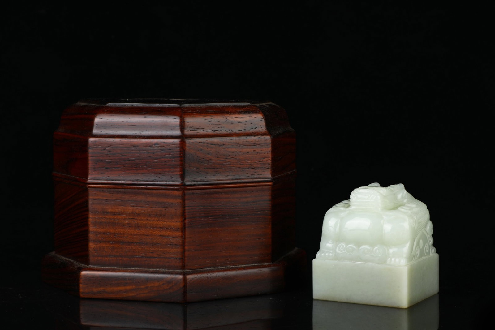 An Exquisite White Jade Dragon Pattern Seal (1 of 9)