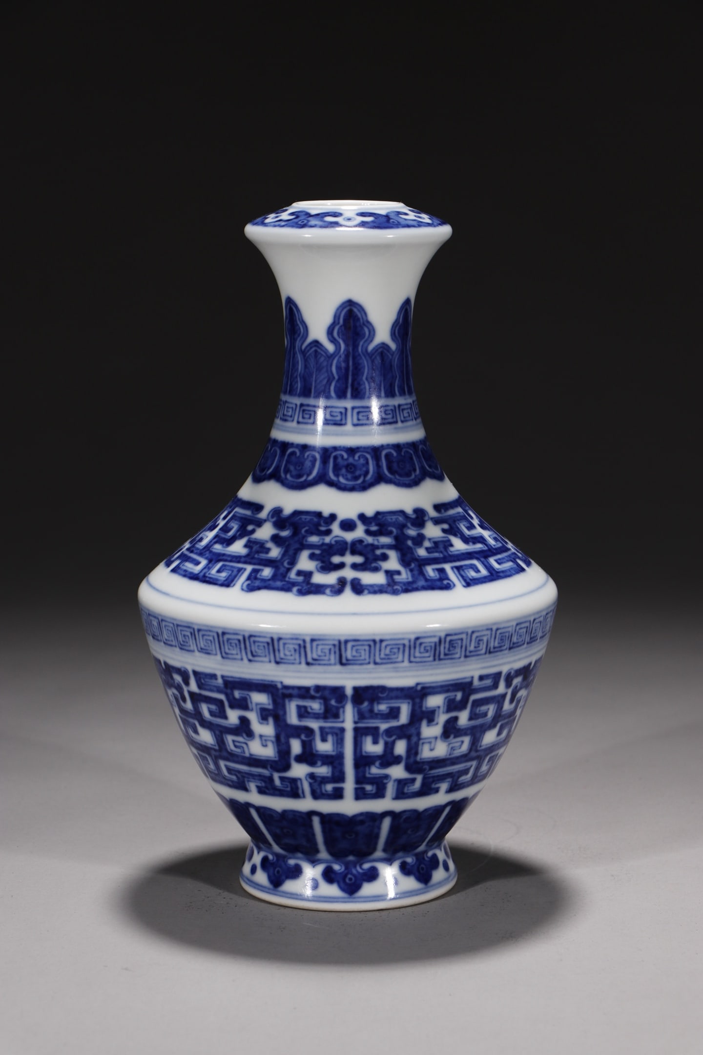 An Exquisite Blue and White Chi-Dragon Pattern Vase: An Exquisite Blue and White Chi-Dragon Pattern Vase,Qing Dynasty,China,Qianlong Six-character Mark,Size:8.3in