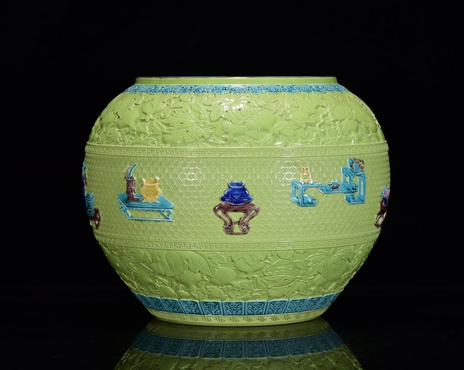 An Exquisite Biscuit Flower Pattern Jar (1 of 9)