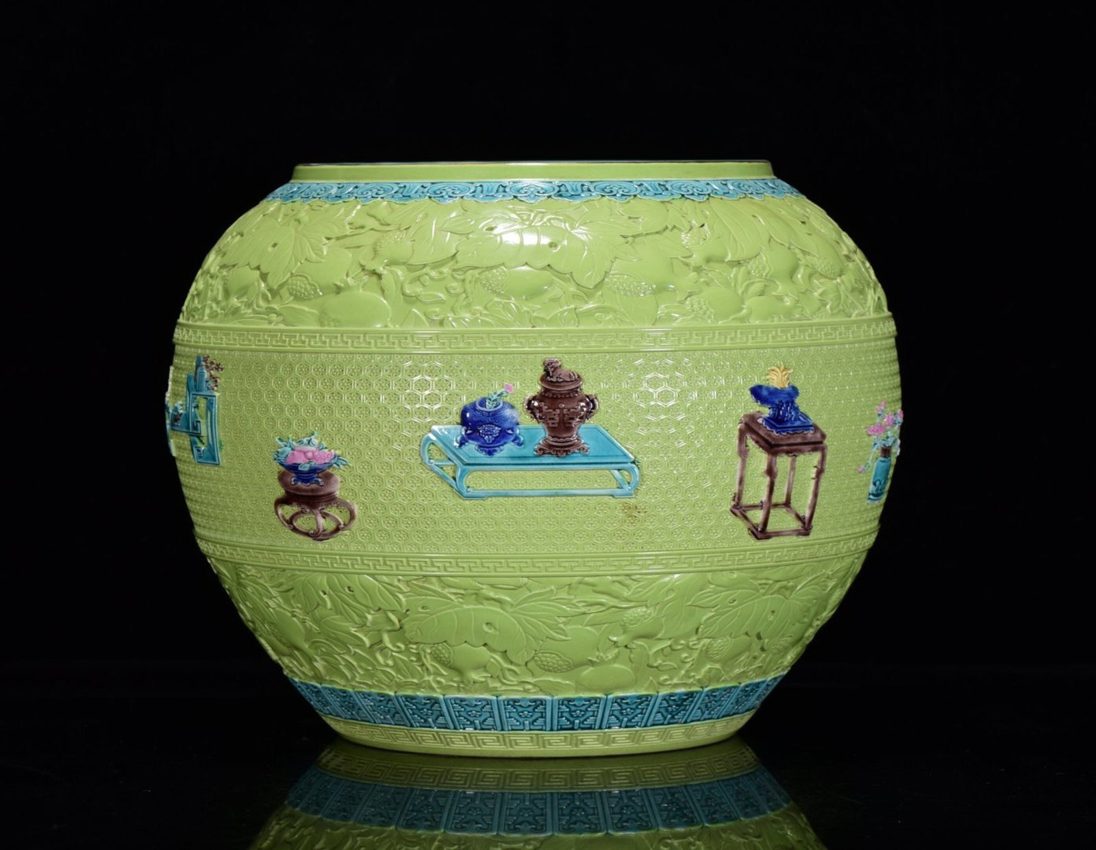 An Exquisite Biscuit Flower Pattern Jar - 2
