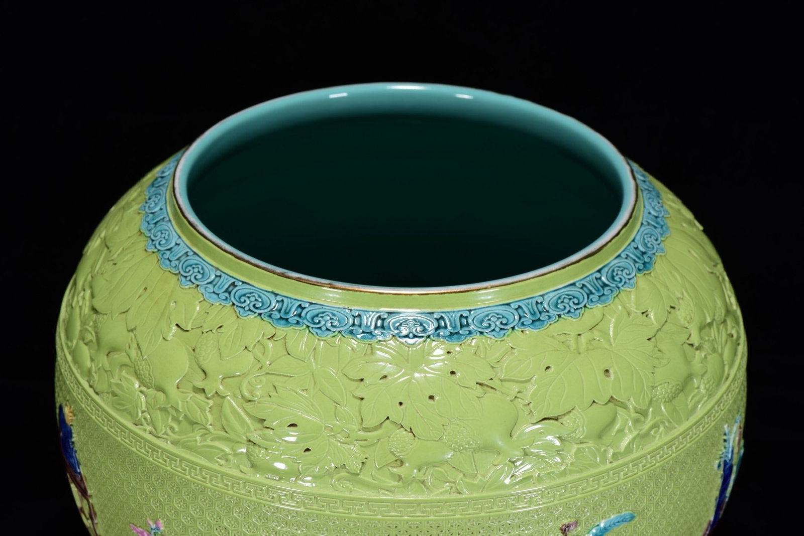 An Exquisite Biscuit Flower Pattern Jar - 4