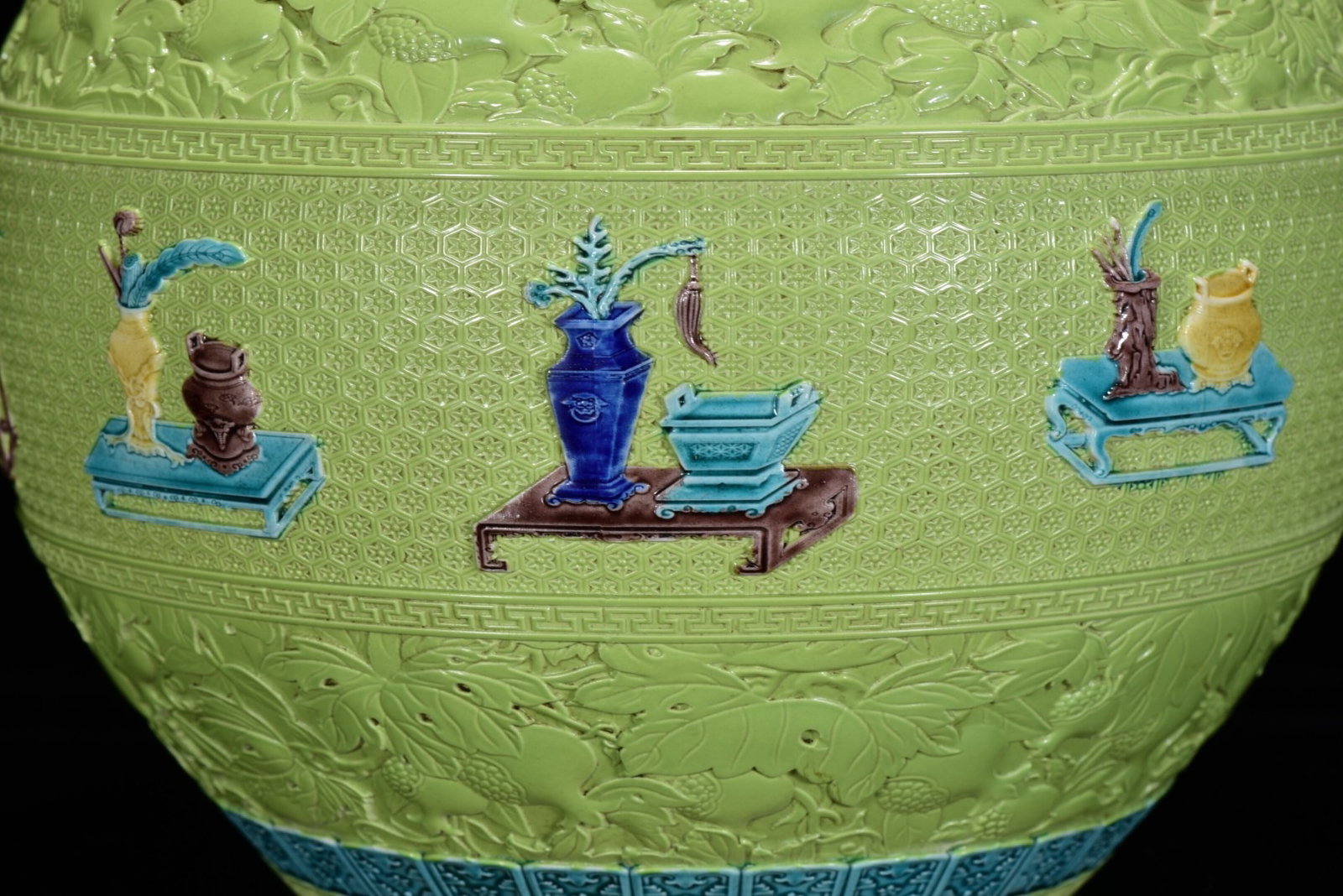 An Exquisite Biscuit Flower Pattern Jar - 6