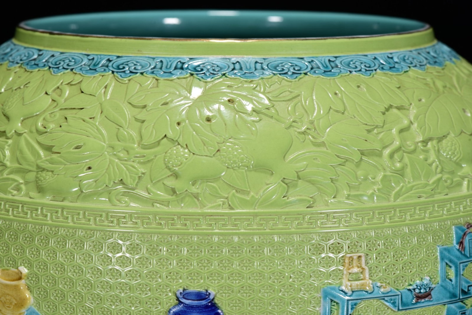 An Exquisite Biscuit Flower Pattern Jar - 7
