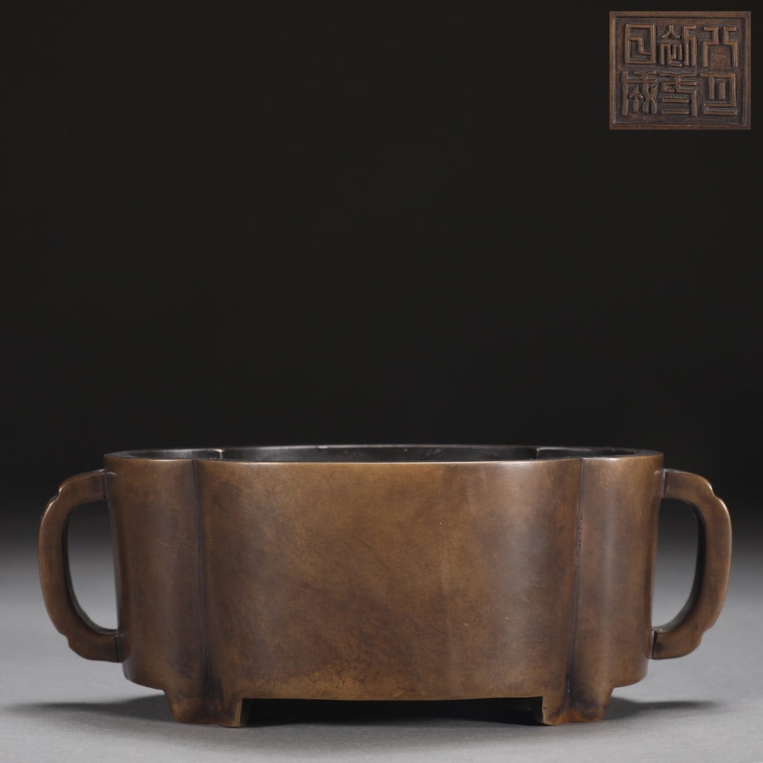An Exquisite Bronze Double-Ears Censer: An Exquisite Bronze Double-Ears Censer,Ming Dynasty,China,with Mark,Size:2inx5.6in,Weight:550g 铜双耳香炉,中国明代,带款