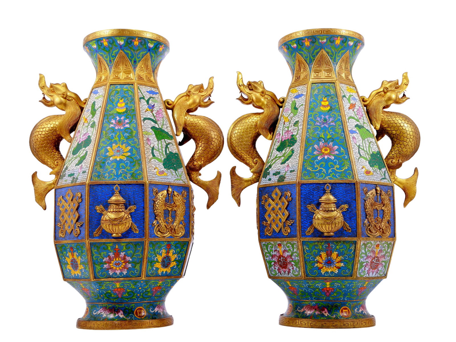 pair of exquisite cloisonn?? 'Twinkle lotus and that magic weapon pattern' bottles: pair of exquisite cloisonné 'Tangled Lotus and That Magical Pattern' bottles, Kangxi four-character mark, the application of filigree technology makes the decoration of this collection more