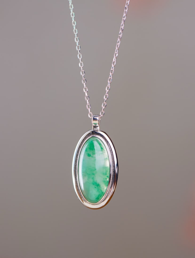 An Exquisite Sterling Silver Inlaid Jadeite Pendant: An Exquisite Sterling Silver Inlaid Jadeite Pendant 纯银镶翡翠吊坠
