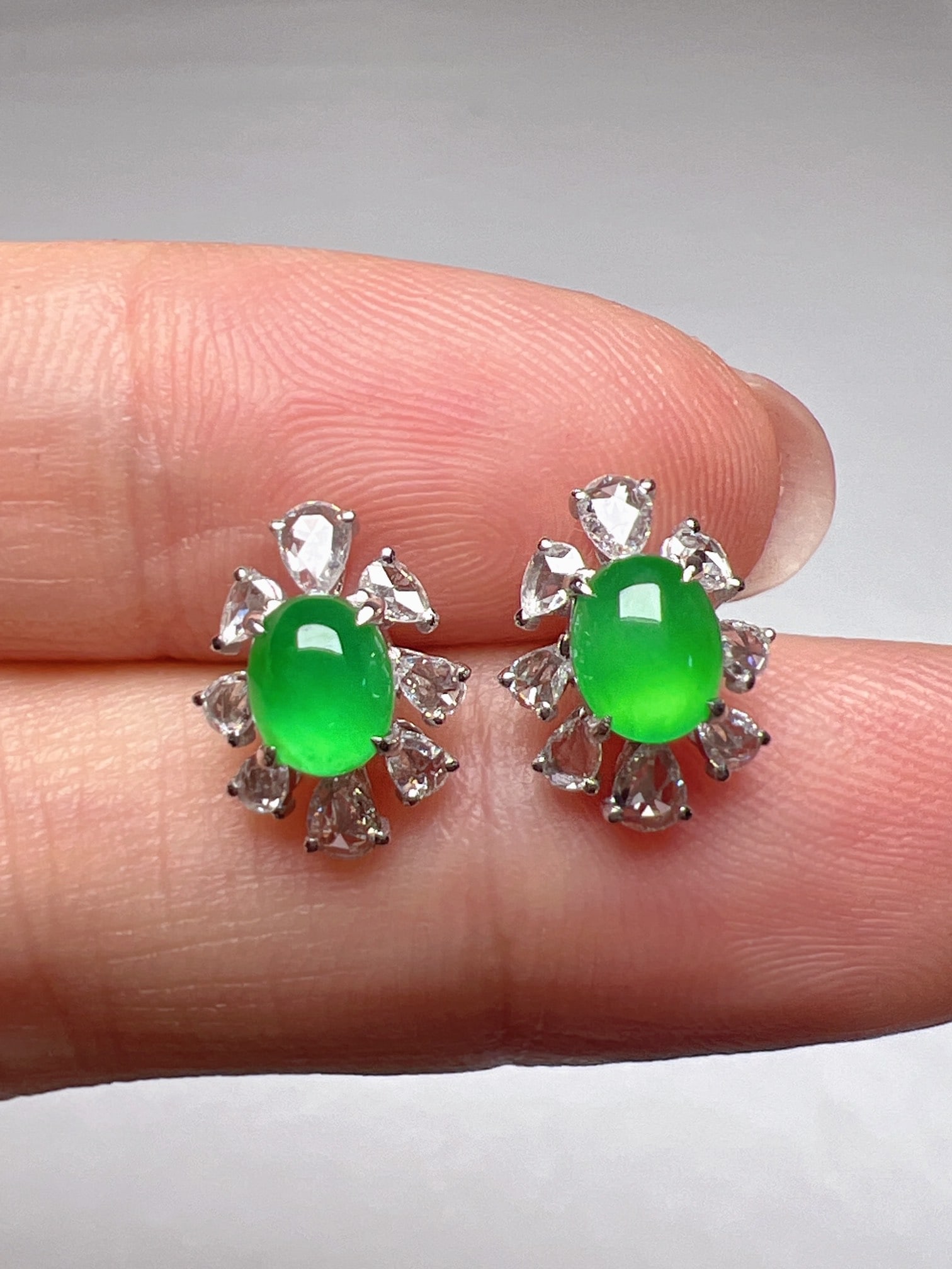 A Pair of Exquisite 18k Gold Diamond Inlaid Jadeite Earrings: A Pair of Exquisite 18k Gold Diamond Inlaid Jadeite Earrings,Size(Loose Stone):0.2inx0.2in 一对18k金钻镶嵌翡翠耳钉