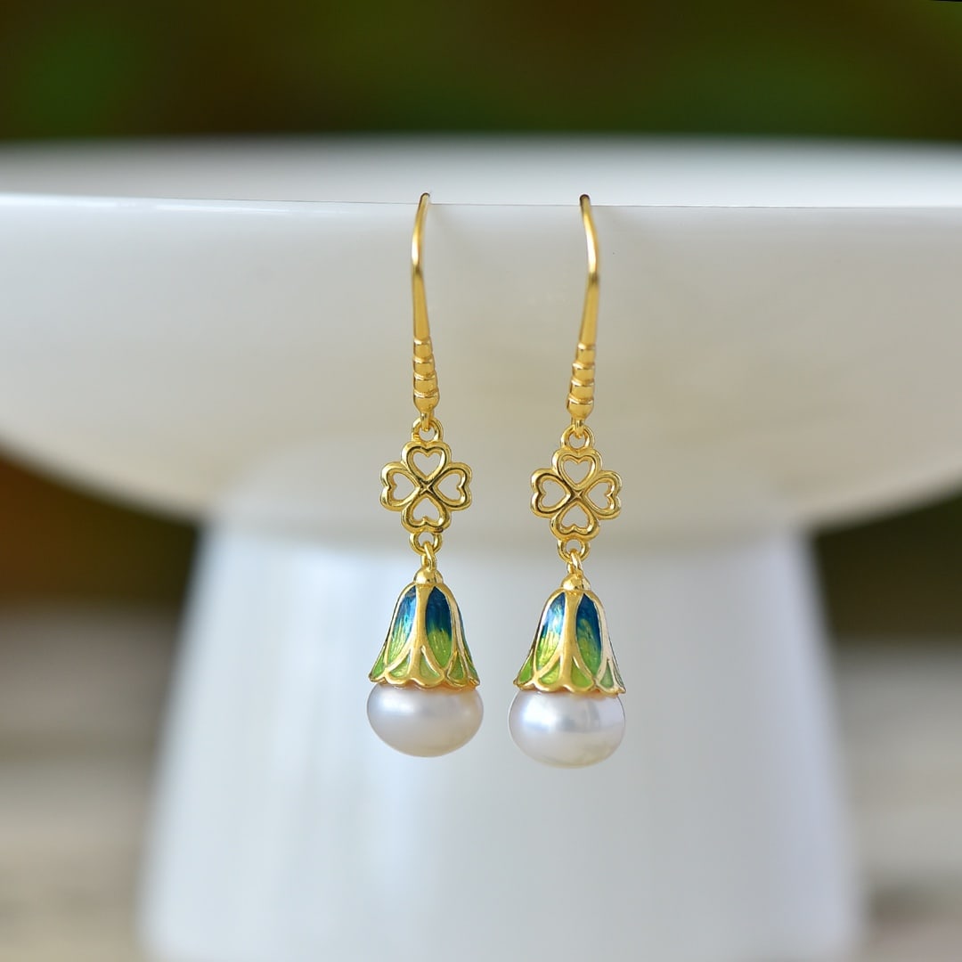 A Pair of Exquisite Sterling Silver-Gold Plated Inlaid Pearl Enamel Earrings: A Pair of Exquisite Sterling Silver-Gold Plated Inlaid Pearl Enamel Earrings,Size:0.3inx0.3in 一对纯银镀金镶珍珠珐琅耳环