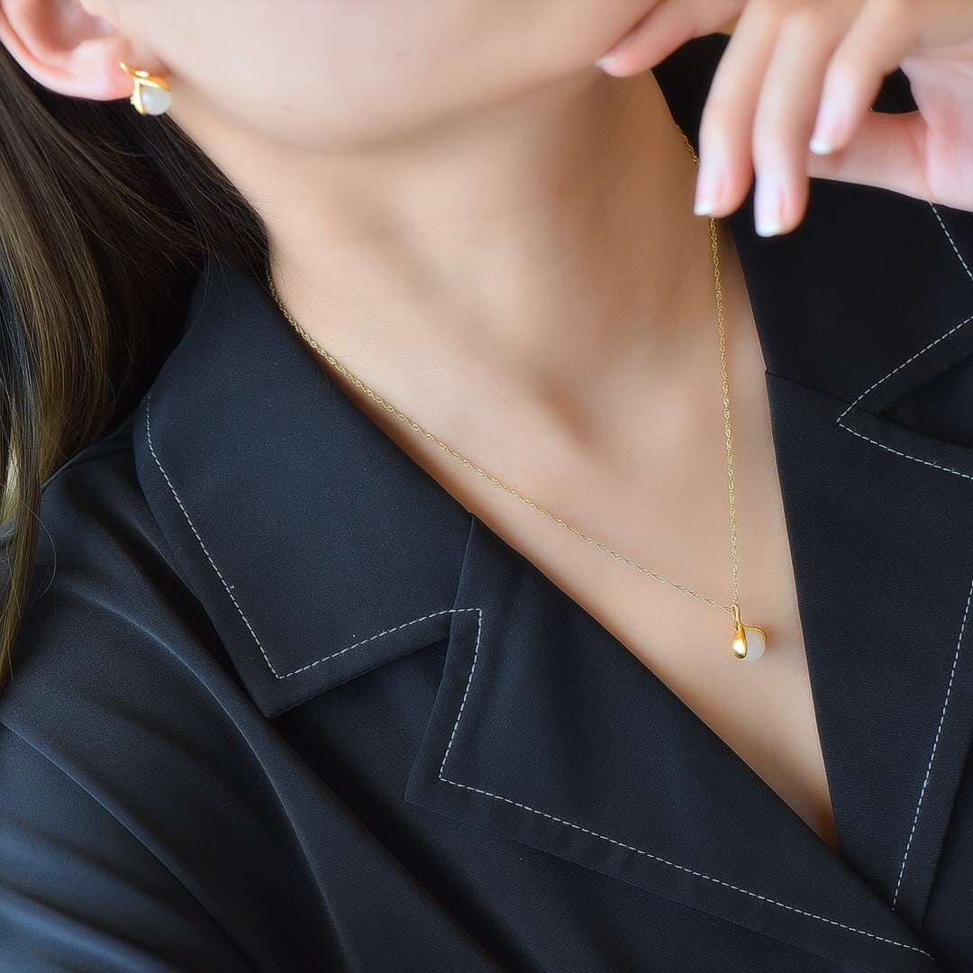 A Set of Fine Sterling Silver-Gold Plated Inlaid White Jade Jewelrys: A Set of Fine Sterling Silver-Gold Plated Inlaid White Jade Jewelrys,Size:(Pendant)0.3inx0.3in,(Earrings)0.3inx0.3in