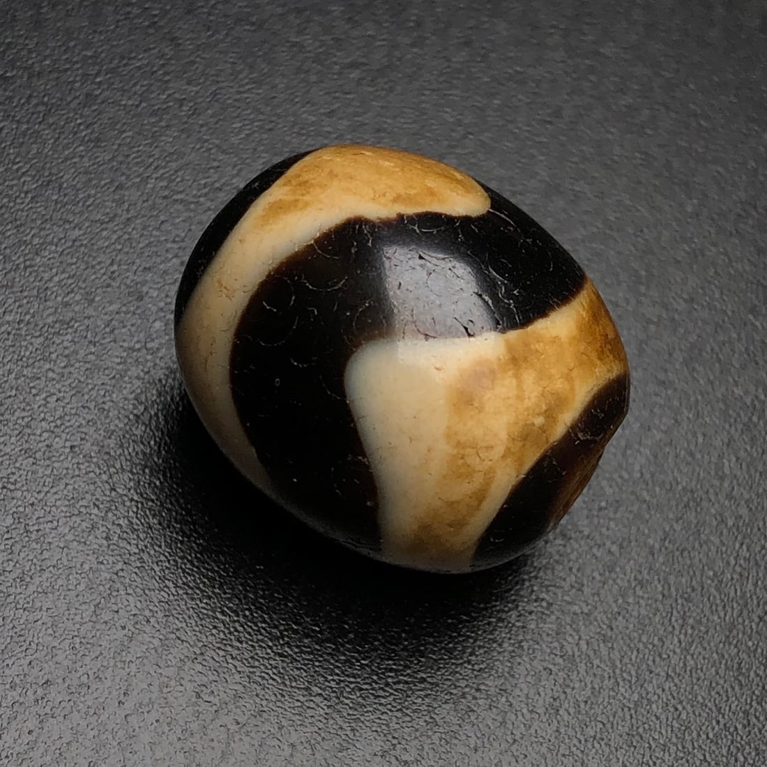 An Exquisite Dzi Bead Pendant: An Exquisite Dzi Bead Pendant,Size:0.9inx0.7in,Weight:10.8g 天珠挂件