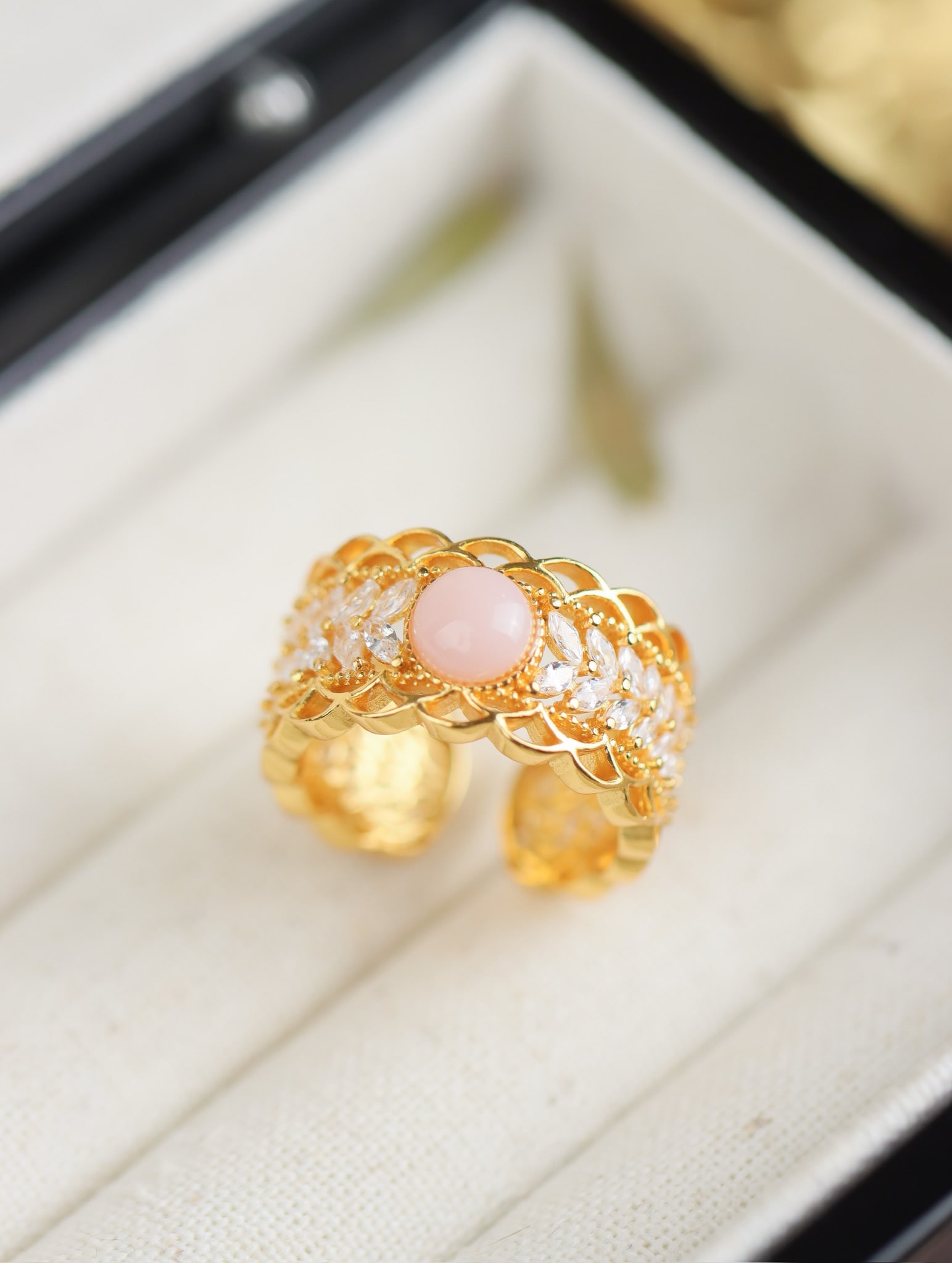 An Exquisite Sterling Silver-Gold Plated Inlaid Opal Ring,Inlaid Diamond: An Exquisite Sterling Silver-Gold Plated Inlaid Opal Ring,Inlaid Diamond 纯银镀金镶蛋白石戒指,嵌钻石