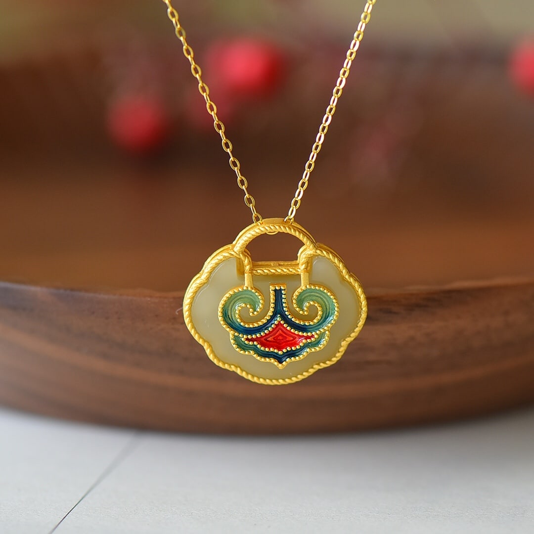 An Exquisite Sterling Silver Inlaid Jasper Auspicious Cloud Pattern Necklace: An Exquisite Sterling Silver Inlaid Jasper Auspicious Cloud Pattern Necklace 纯银镶碧玉祥云纹项链