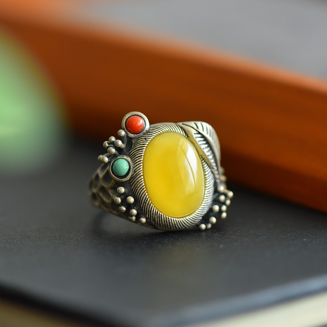 An Exquisite Sterling Silver Inlaid Amber Ring,Inlaid Turquoise: An Exquisite Sterling Silver Inlaid Amber Ring,Inlaid Turquoise,Size:0.4inx0.6in 纯银镶琥珀戒指,嵌绿松石