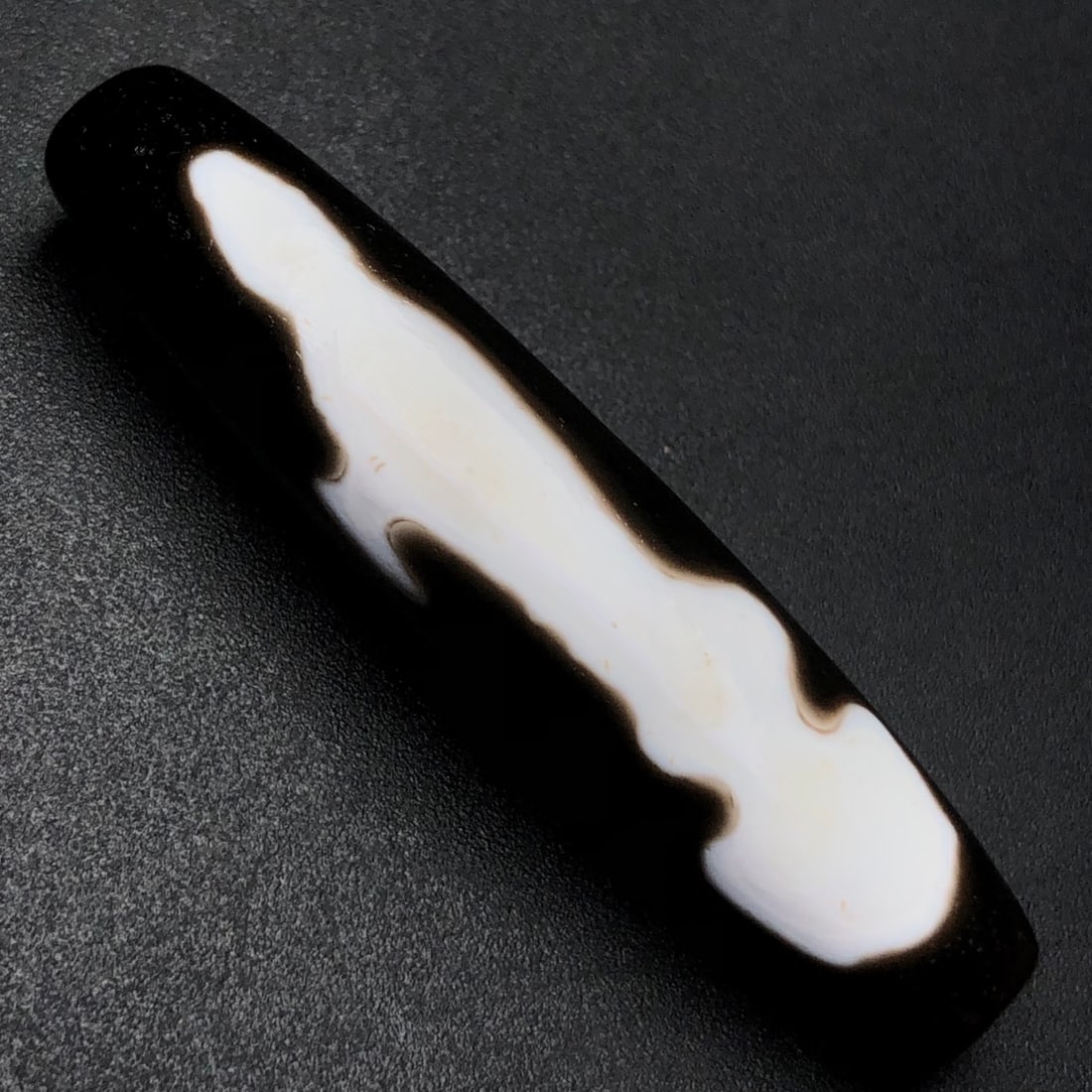 An Exquisite Dzi Bead Figure Pattern Pendant: An Exquisite Dzi Bead Figure Pattern Pendant,Size:2.2inx0.5in,Weight:14.6g 天珠人物纹挂件