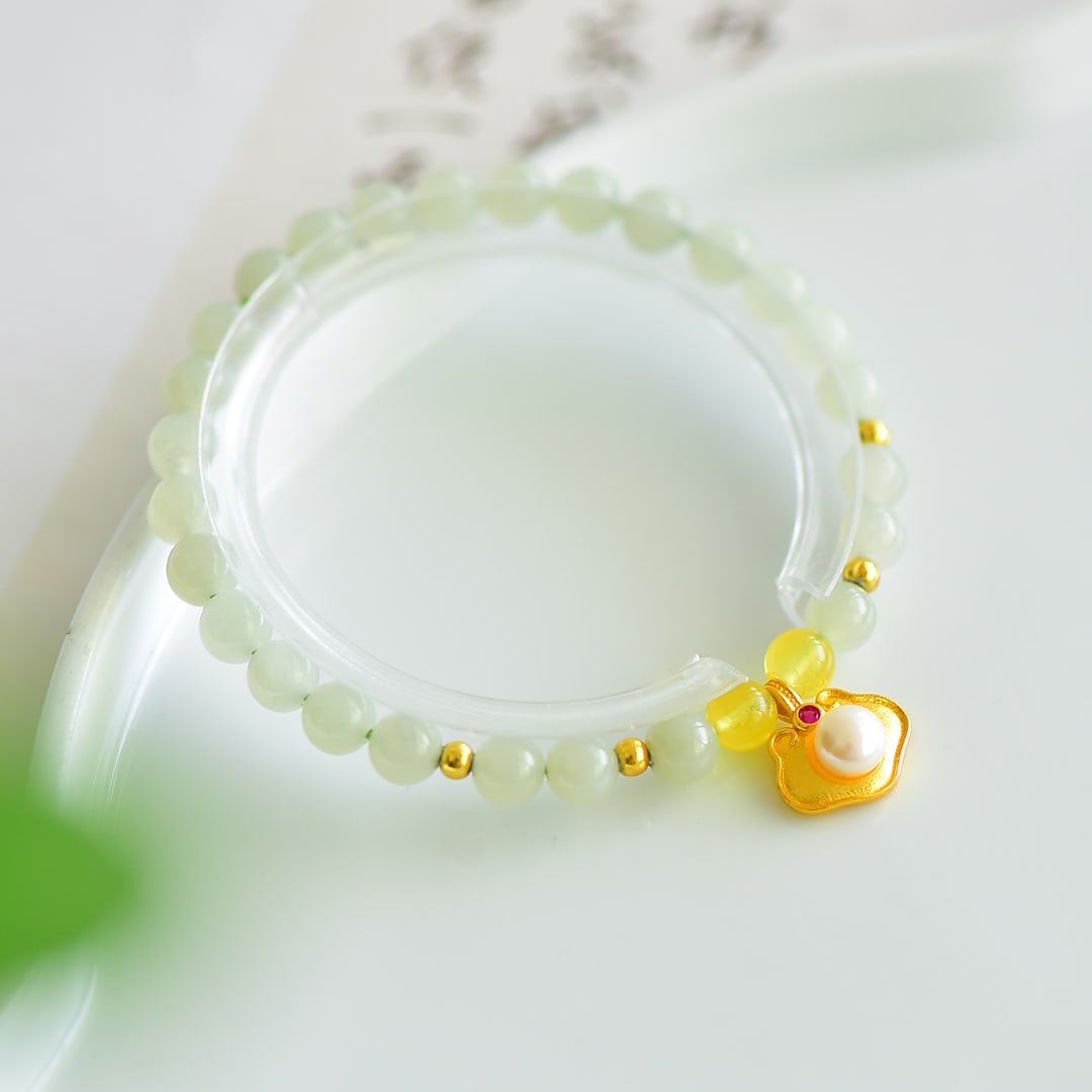 An Exquisite White Jade Bracelets: An Exquisite White Jade Bracelets,Size:0.2inx0.2in 白玉手链