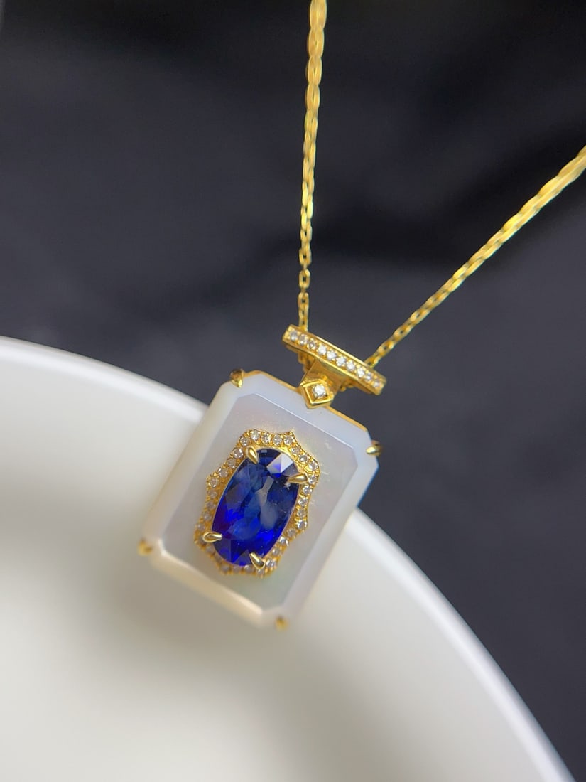 A Exquisite 18k Gold Inlaid 1.40ct Natural Sapphire Pendant,Inlaid Diamond: A Exquisite 18k Gold Inlaid 1.40ct Natural Sapphire Pendant,Inlaid Diamond,Total Weight:3.79g 18k金镶 1.40ct