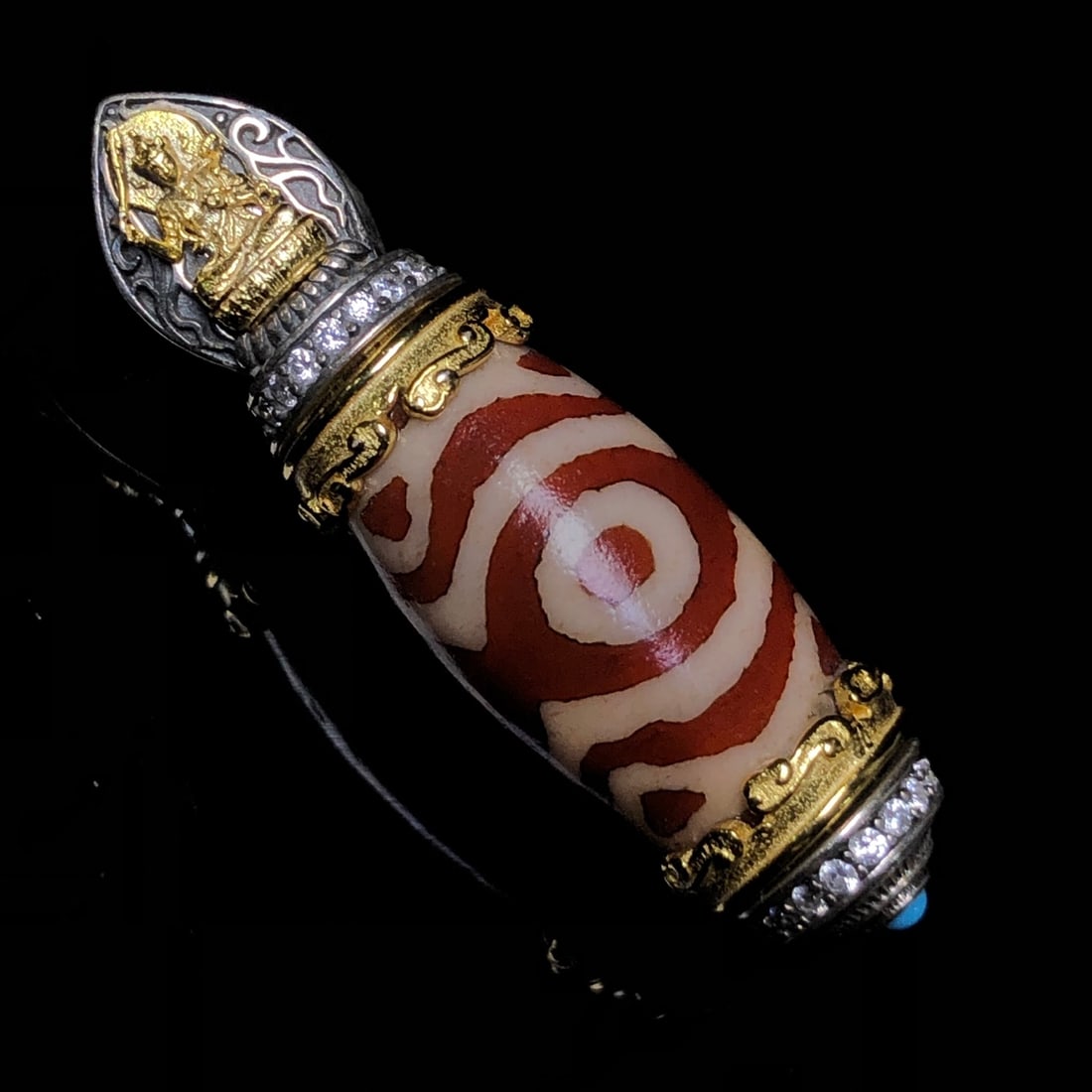 An Exquisite Dzi Bead Pendant,Inlaid Diamond: An Exquisite Dzi Bead Pendant,Inlaid Diamond,Size:1.5inx0.4in,Weight:9g 天珠挂件,嵌钻石