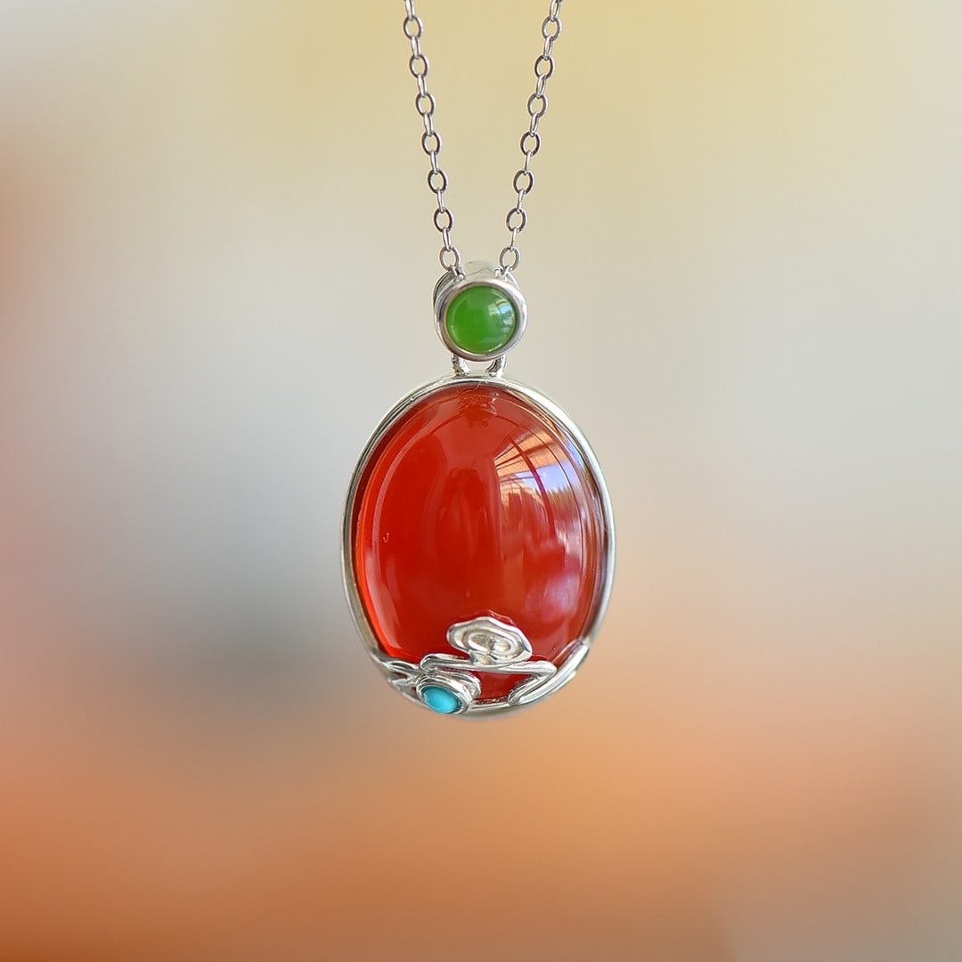An Exquisite Sterling Silver Inlaid Agate Pendant: An Exquisite Sterling Silver Inlaid Agate Pendant,Size:0.6inx0.8in 纯银镶玛瑙吊坠