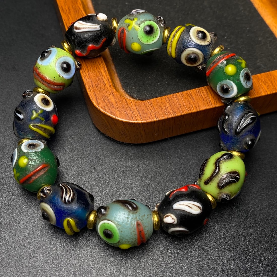 An Exquisite Glass Beast-Face Pattern Bracelet: An Exquisite Glass Beast-Face Pattern Bracelet,Size:0.6inx0.6in*12 琉璃兽面纹手串