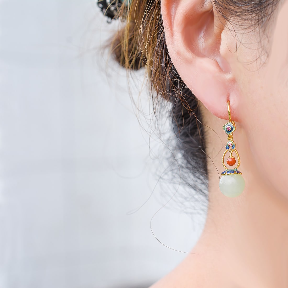 A Pair of Exquisite Sterling Silver-Gold Plated Inlaid White Jade Enamel Earrings: A Pair of Exquisite Sterling Silver-Gold Plated Inlaid White Jade Enamel Earrings,Size:0.4inx0.4in 一对纯银镀金镶白玉珐琅耳Ĩ