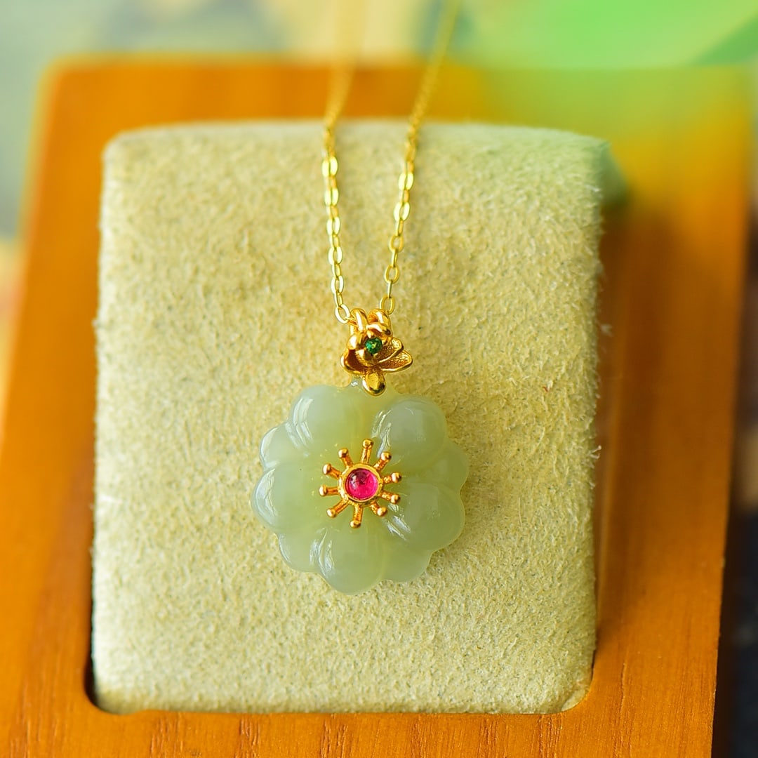 An Exquisite Sterling Silver-Gold Plated Inlaid Green Jade Necklace: An Exquisite Sterling Silver-Gold Plated Inlaid Green Jade Necklace,Size:0.6inx0.8in 纯银镀金镶青玉项链