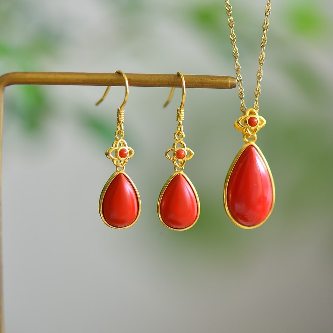 A Set of Fine Sterling Silver-Gold Plated Inlaid Cinnabar Jewelrys: A Set of Fine Sterling Silver-Gold Plated Inlaid Cinnabar Jewelrys,Size:(Pendant)0.4inx0.7in,(Earrings)0.3inx0.5in 寓意:水滴石穿 一套纯银