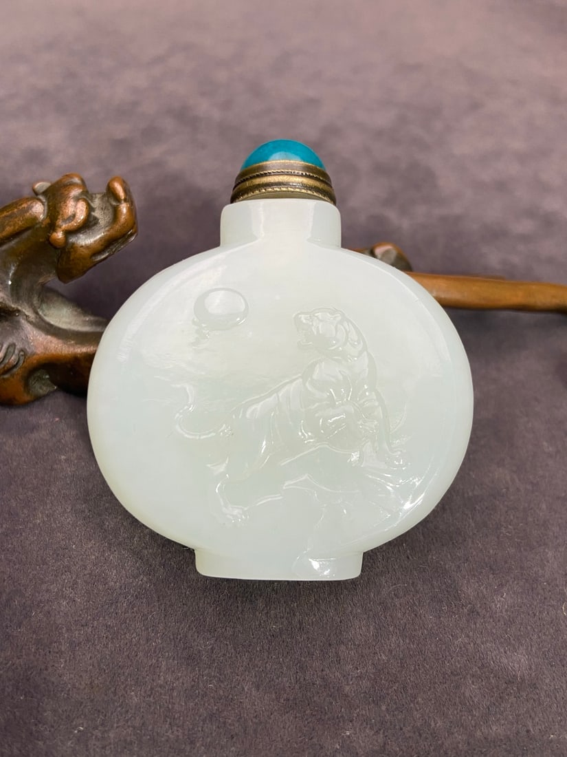 An Exquisite White Jade Tiger Pattern Snuff Bottle: An Exquisite White Jade Tiger Pattern Snuff Bottle Qing Dynasty, China Size:58.8mmx51.5mmx16.7mm Weight:67g白玉虎啸东升文玩鼻烟壶