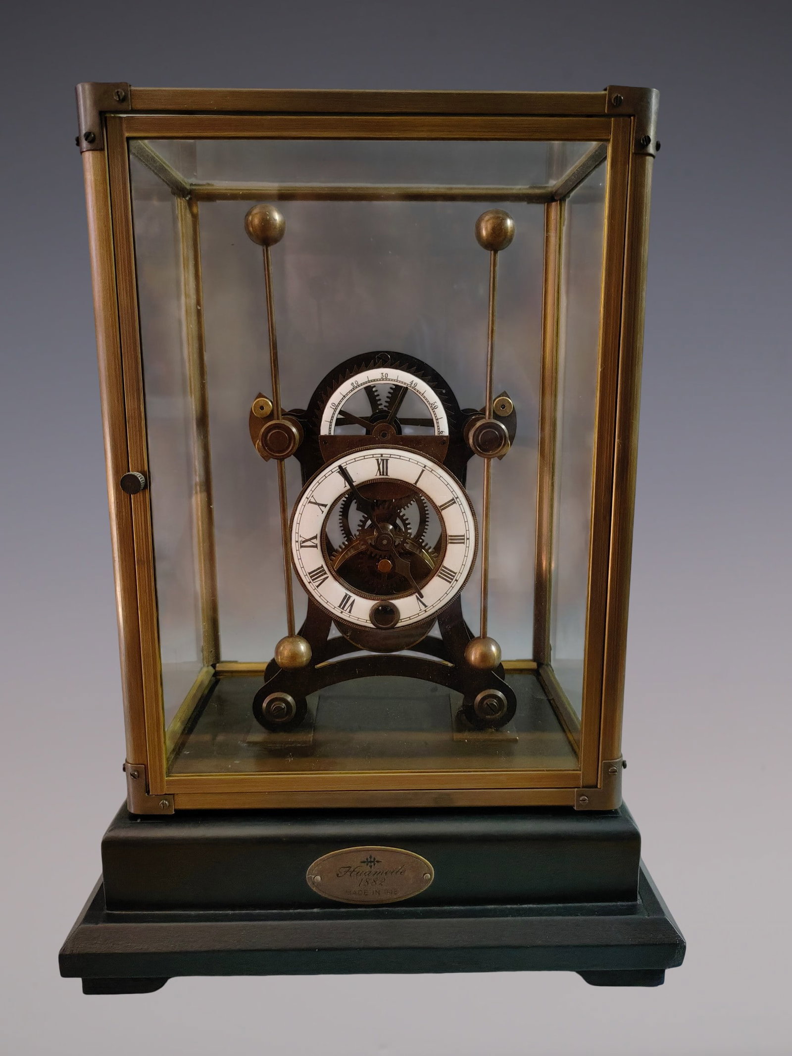 An Exquisite Bronze Clock: An Exquisite Bronze Clock Size:9.8inx7.9inx13in铜钟表 Size:25cmx20cmx33cm