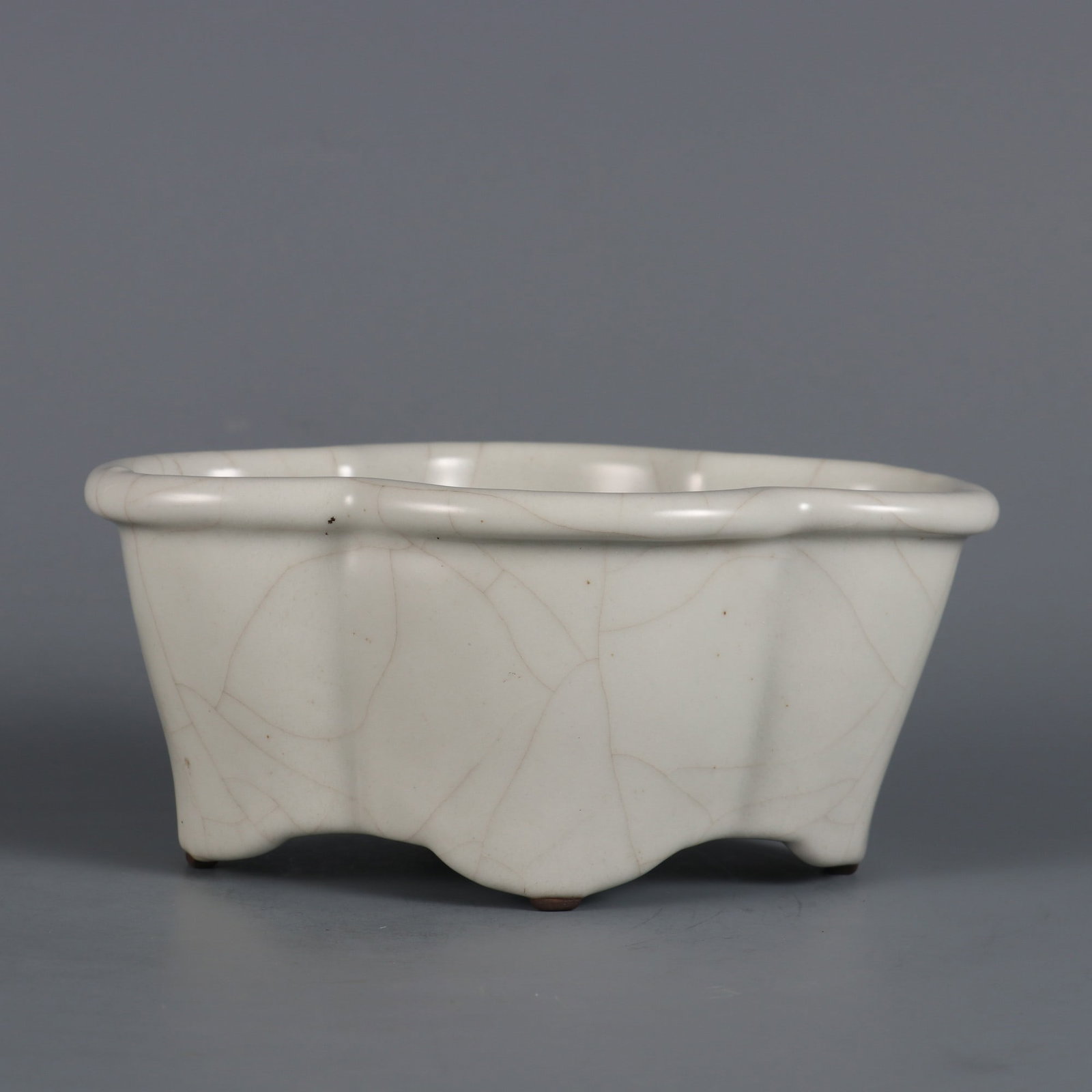 An Exquisite Guan yao Basin: An Exquisite Guan yao Basin Qing Dynasty, China Qianlong Six-character Mark Size:2.4inx5.6inx3.5in仿官釉海棠小花盆 中国清代